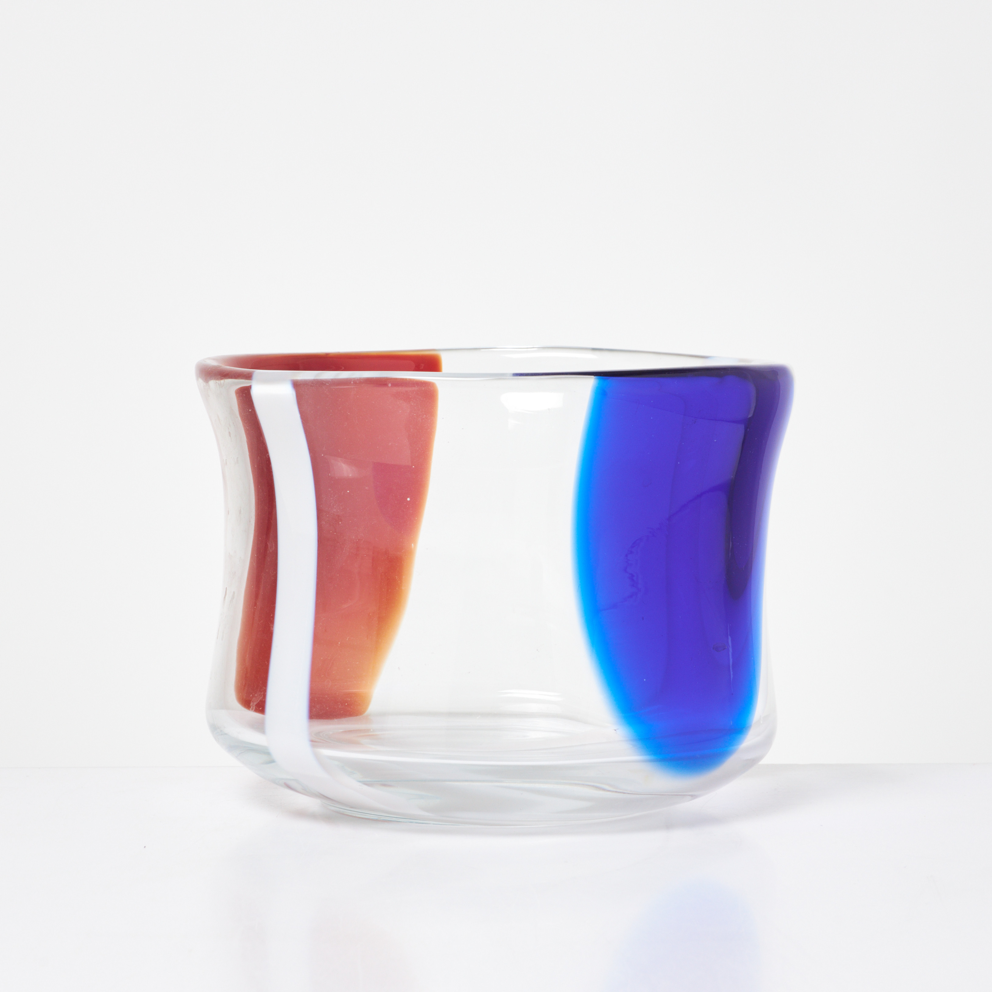 ERIK HÖGLUND. SKÅL, röd/blå och vit dekor i underfång, Chribska, signerad E. Höglund, 1990-tal.