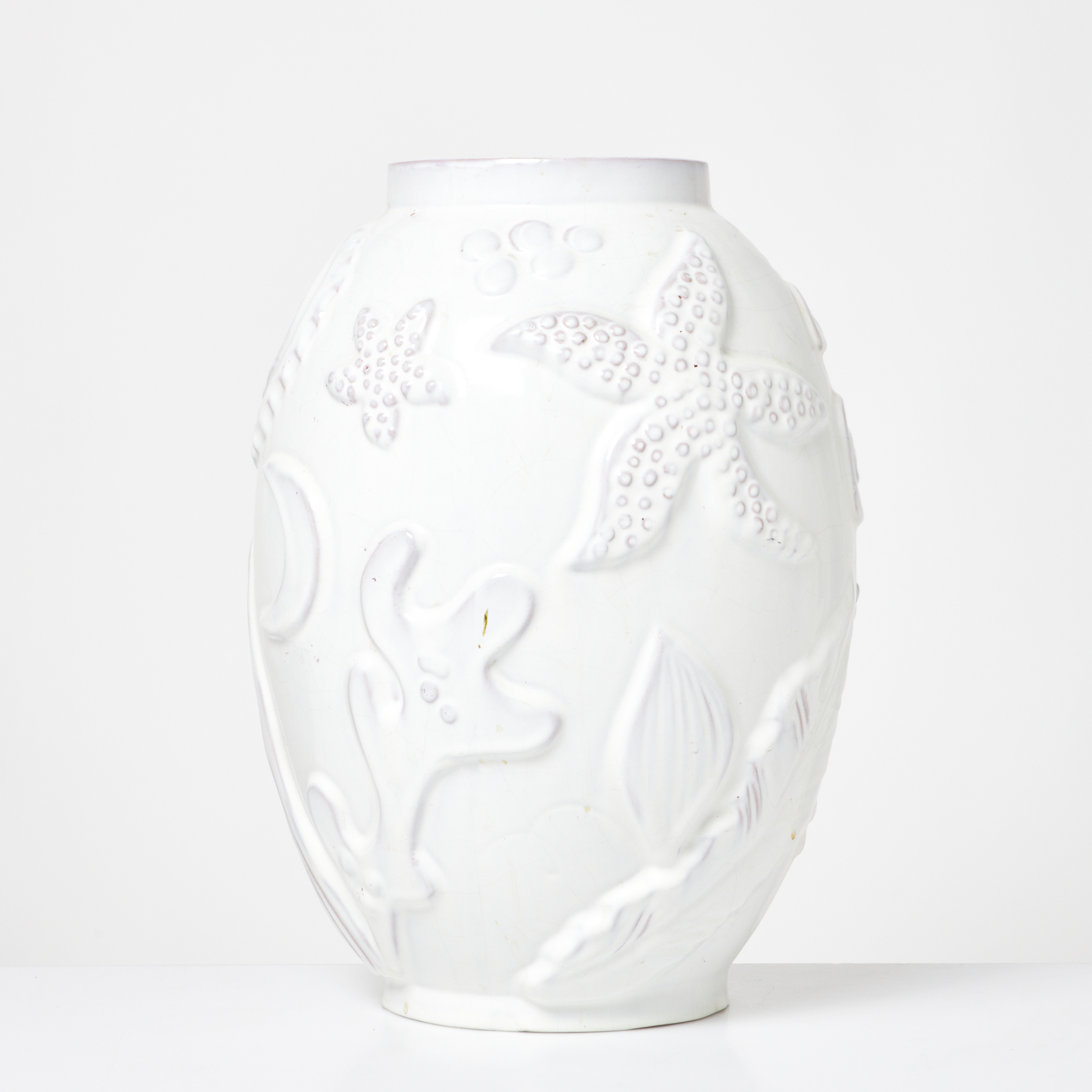 ANNA-LISA THOMSON. VAS, med dekor av havsdjur och växter i relief, vitglaserad lergods, Upsala Ekeby.