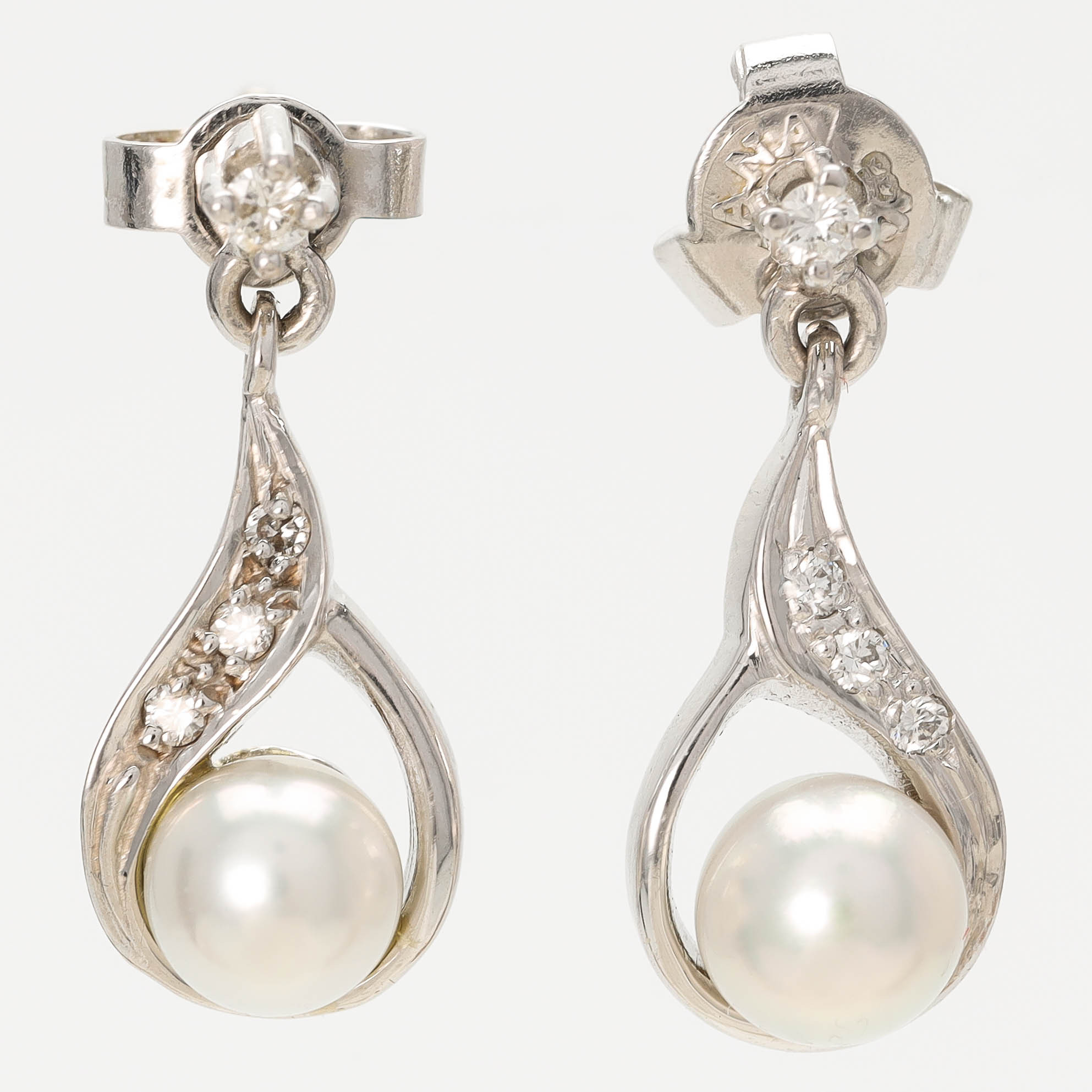 ÖRHÄNGEN, 18 k vitguld, diamanter samt odlade pärlor.