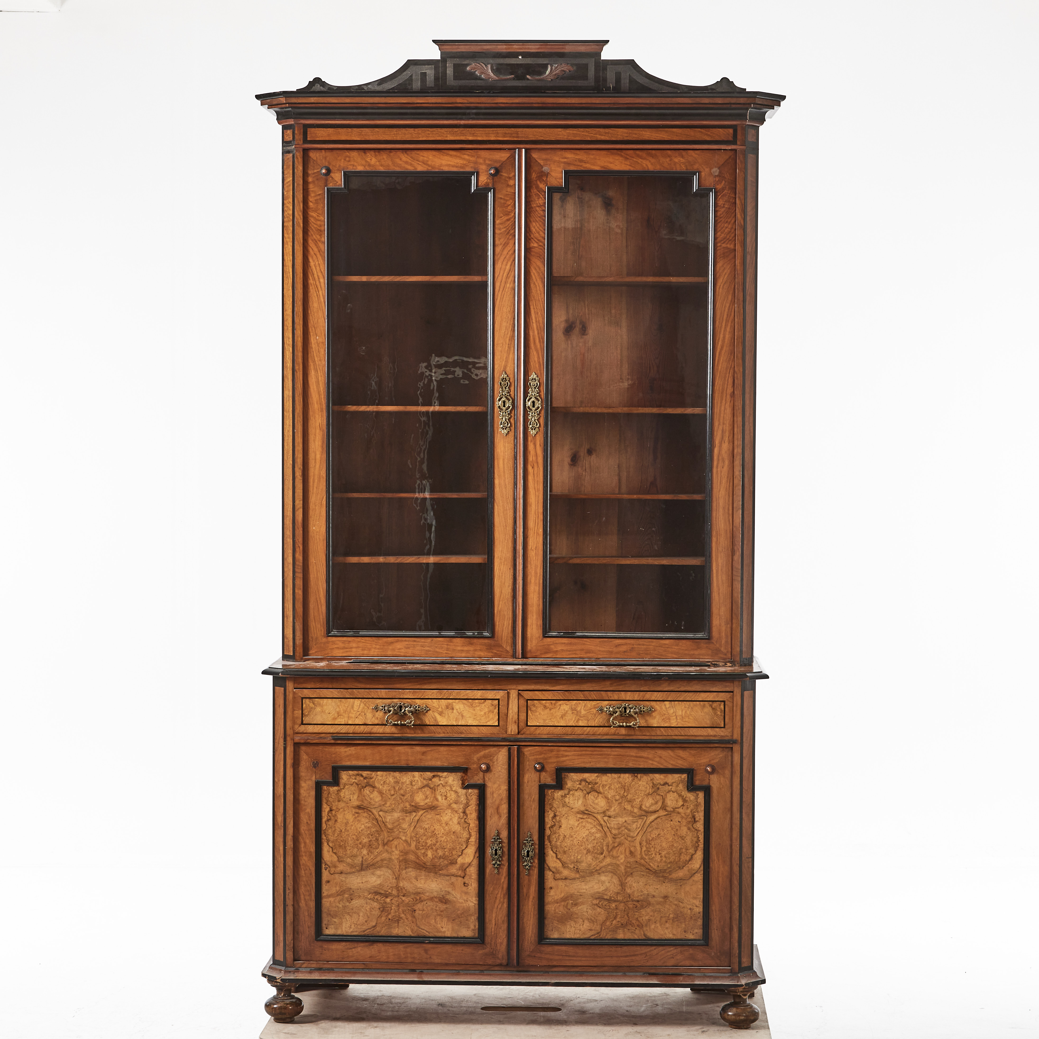 BOKSKÅP, nyrenässans, 1800-talets slut, fanerat i valnöt och rot, svärtade lister och kulfötter.