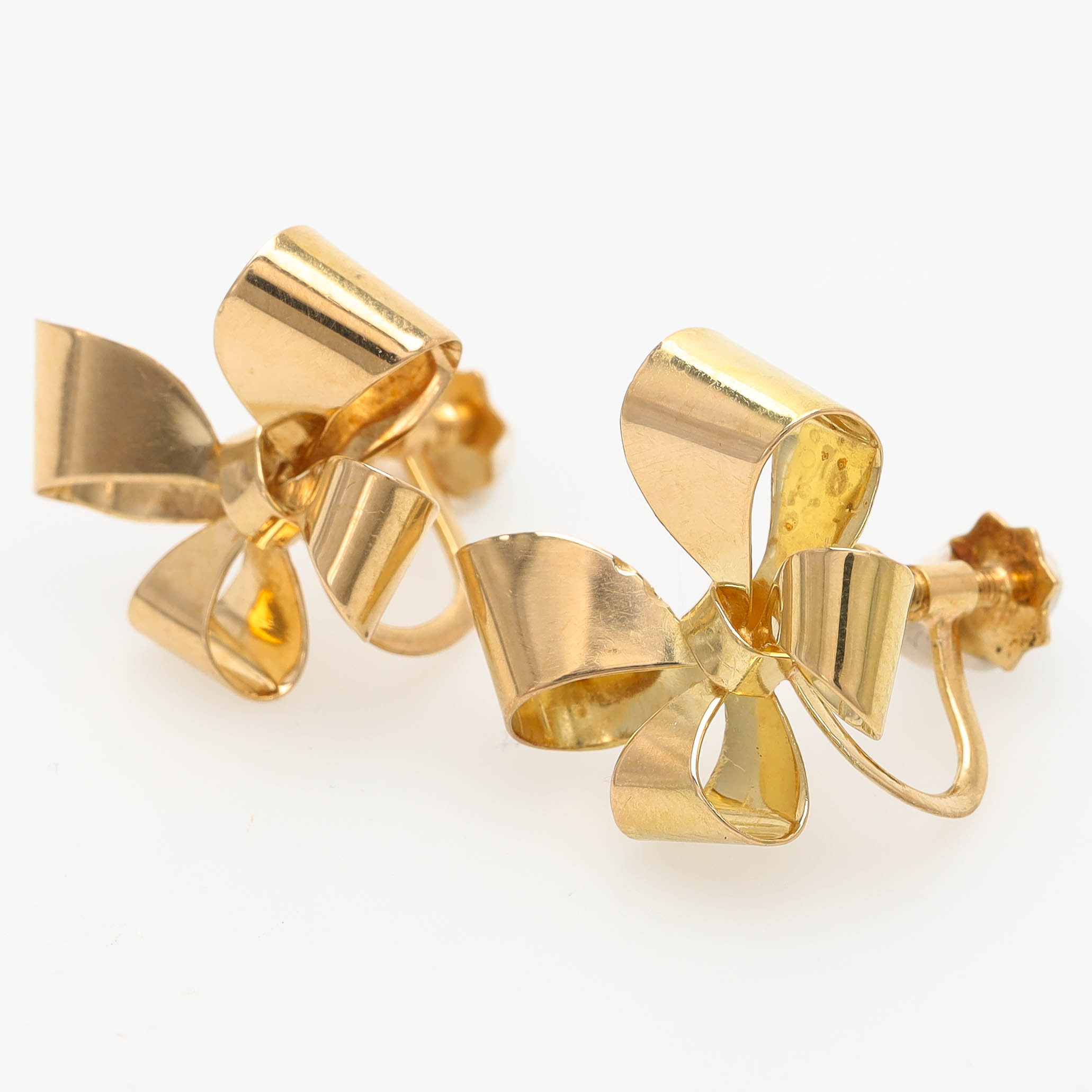 ÖRHÄNGEN, 18 k guld, i form av rosetter, Stockholm 1948.