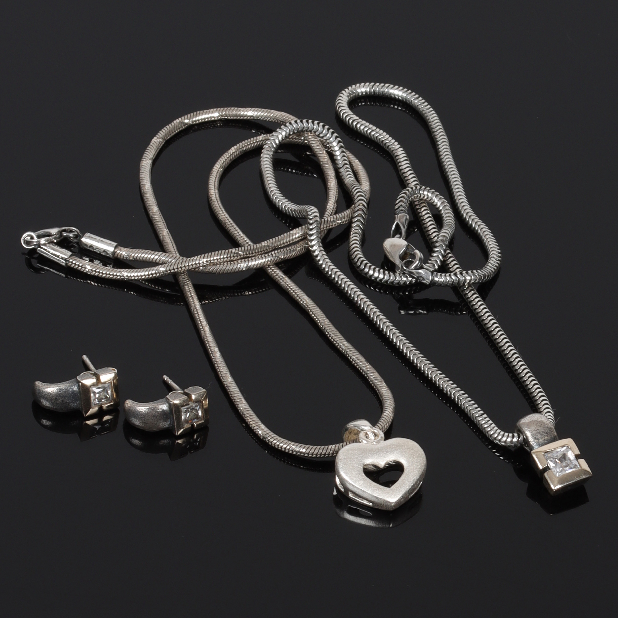 ÖRHÄNGEN, ett par, och HÄNGEN med KEDJOR, 2 st, sterlingsilver, med vita stenar och hjärta, 1900-tal.