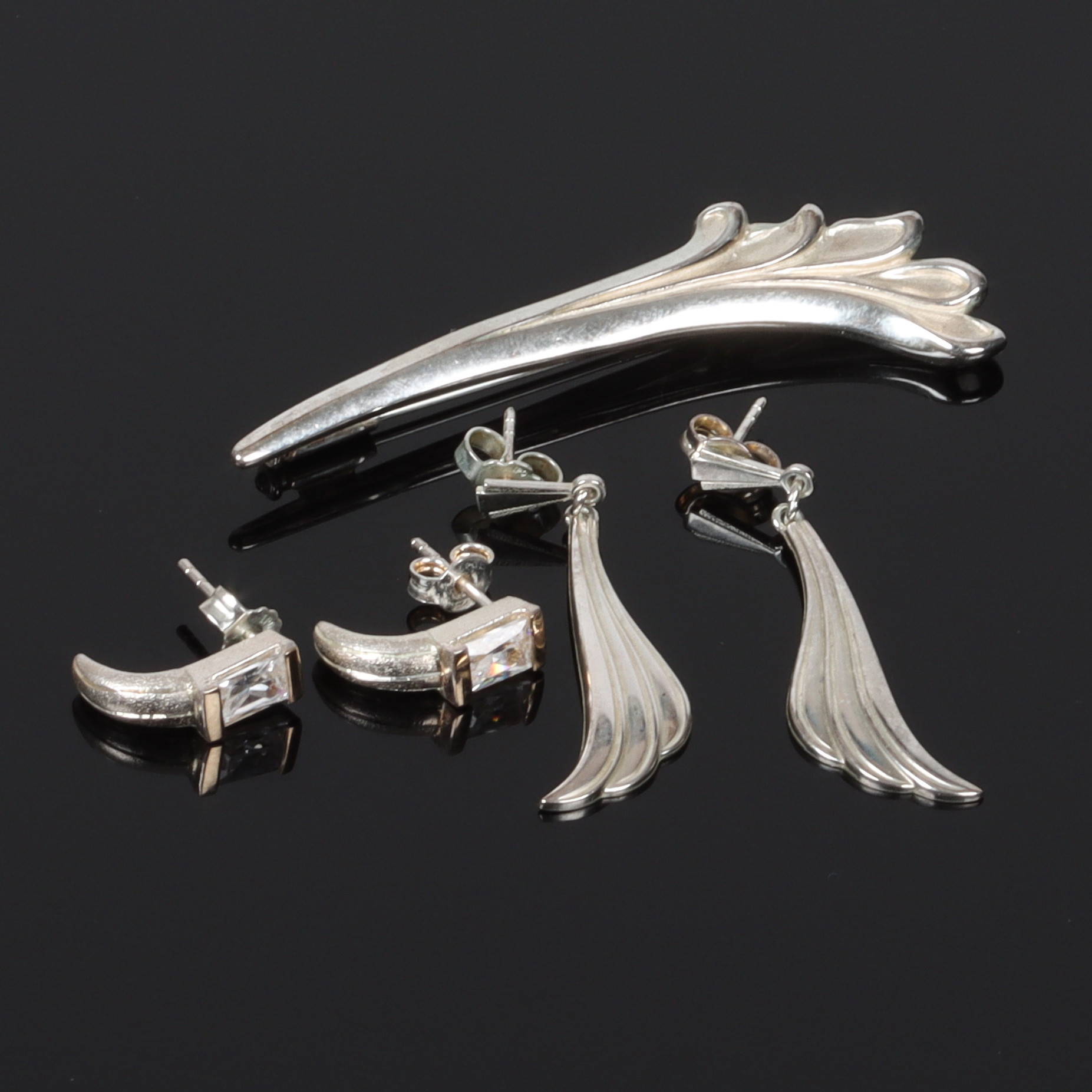 BROSCH och ÖRHÄNGEN, två par, sterlingsilver, bland annat Handels AB IPO Sundsvall. 1900-tal.