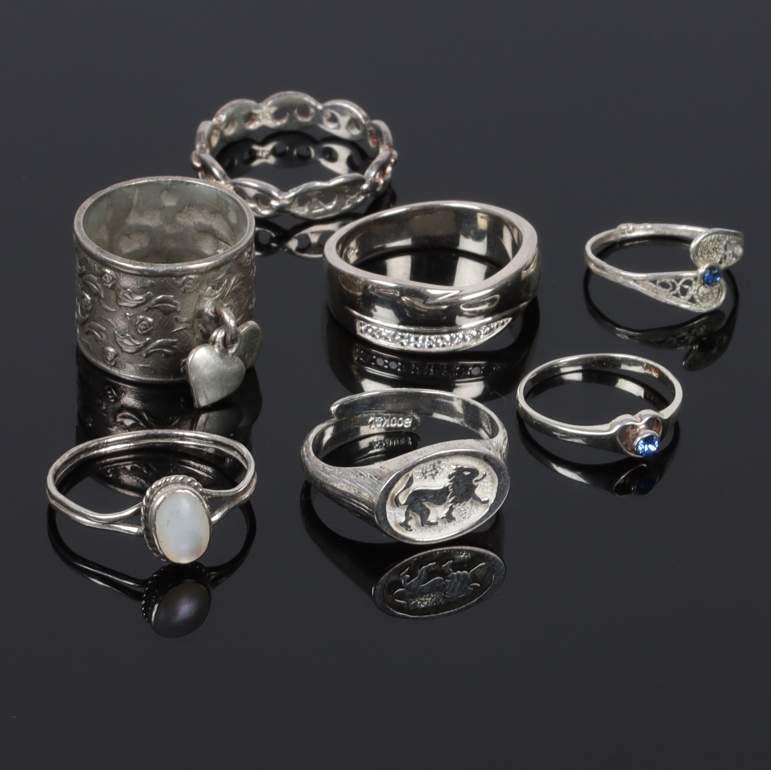 RINGAR, 7 st, silver, bland annat med blå och vita stenar, 1900-tal.