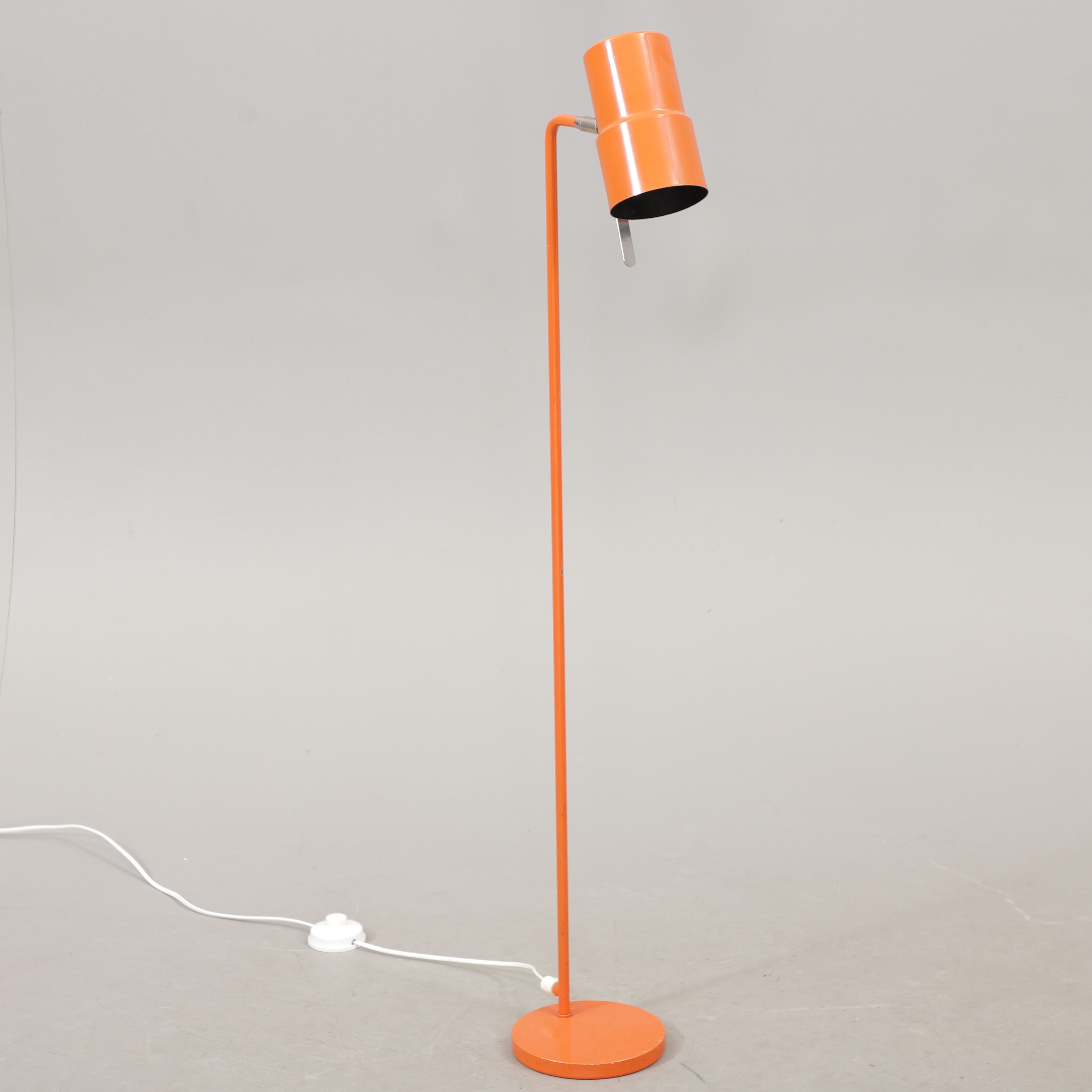 HANS AGNE JAKOBSSON. Golvlampa, orangelackerad metall, modell, G 154/2.