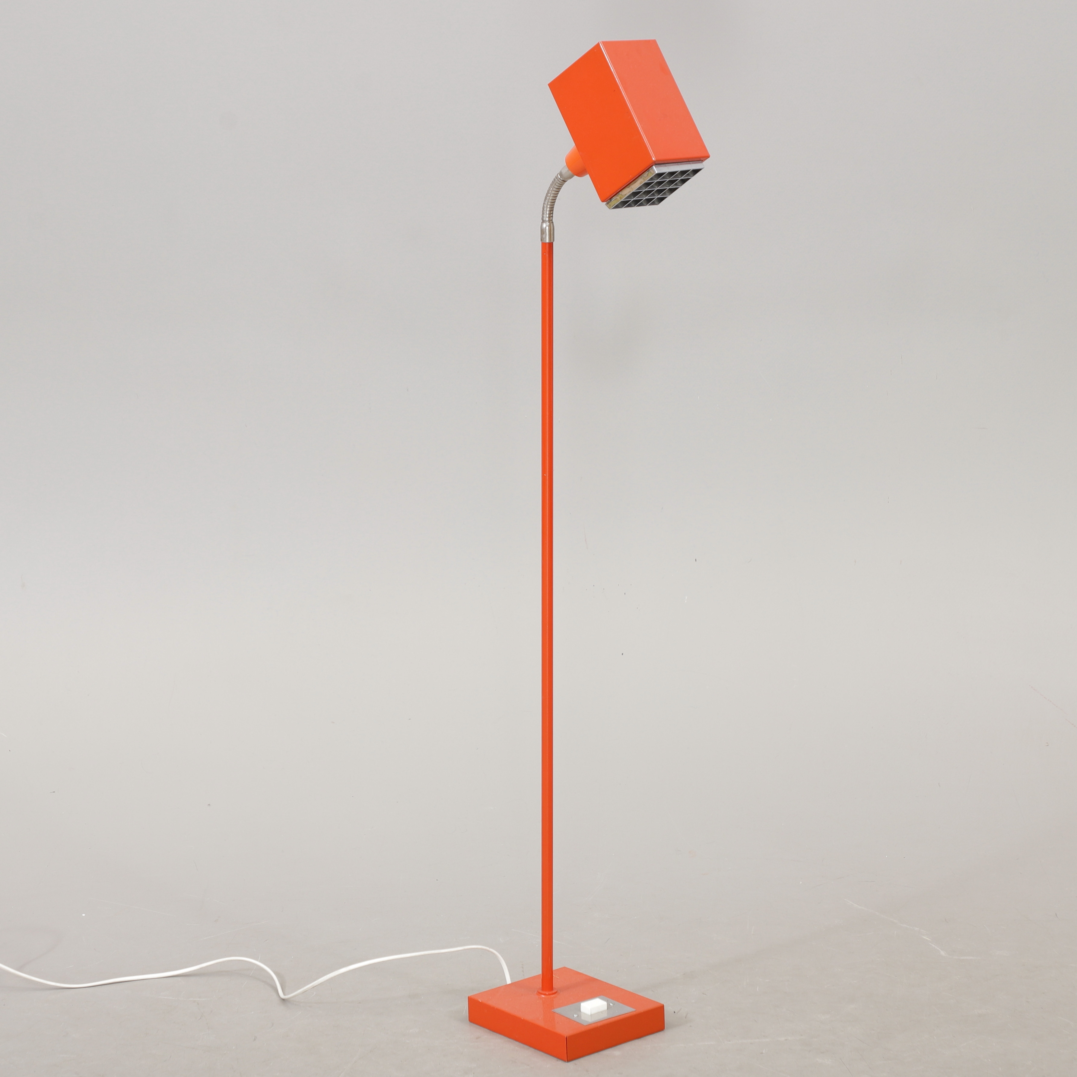 BJÖRN SVENSSON. Golvlampa, "Kuben", orangefärgad plåt, Markaryd.