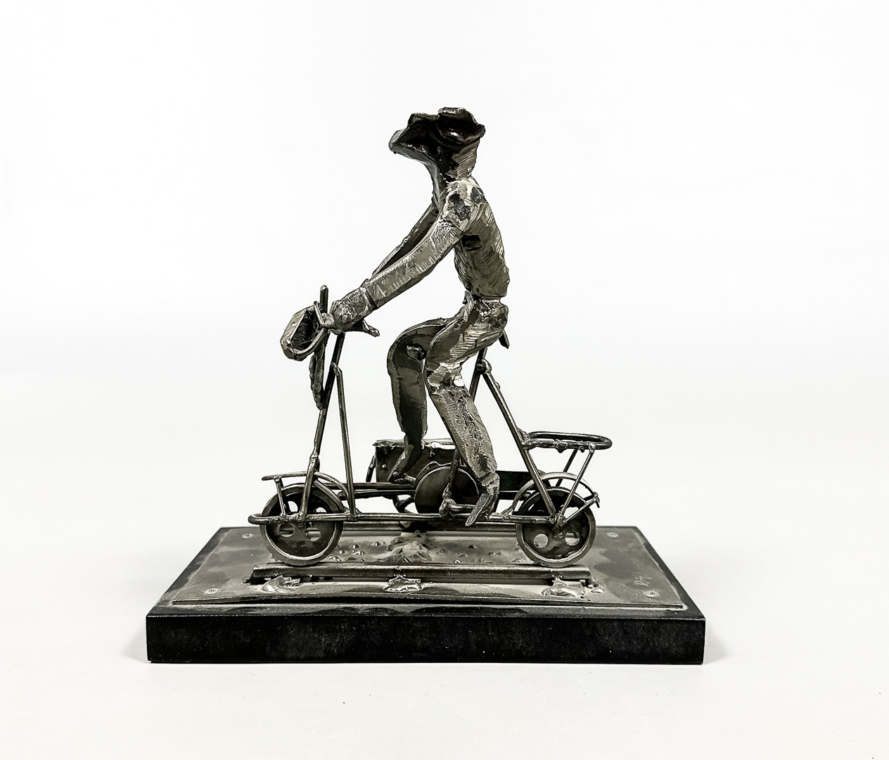 ROLF WENNSKOG. SKULPTUR, järn, "Kepsfolket", spik från Roslagsbanan, signerad, daterad-01.