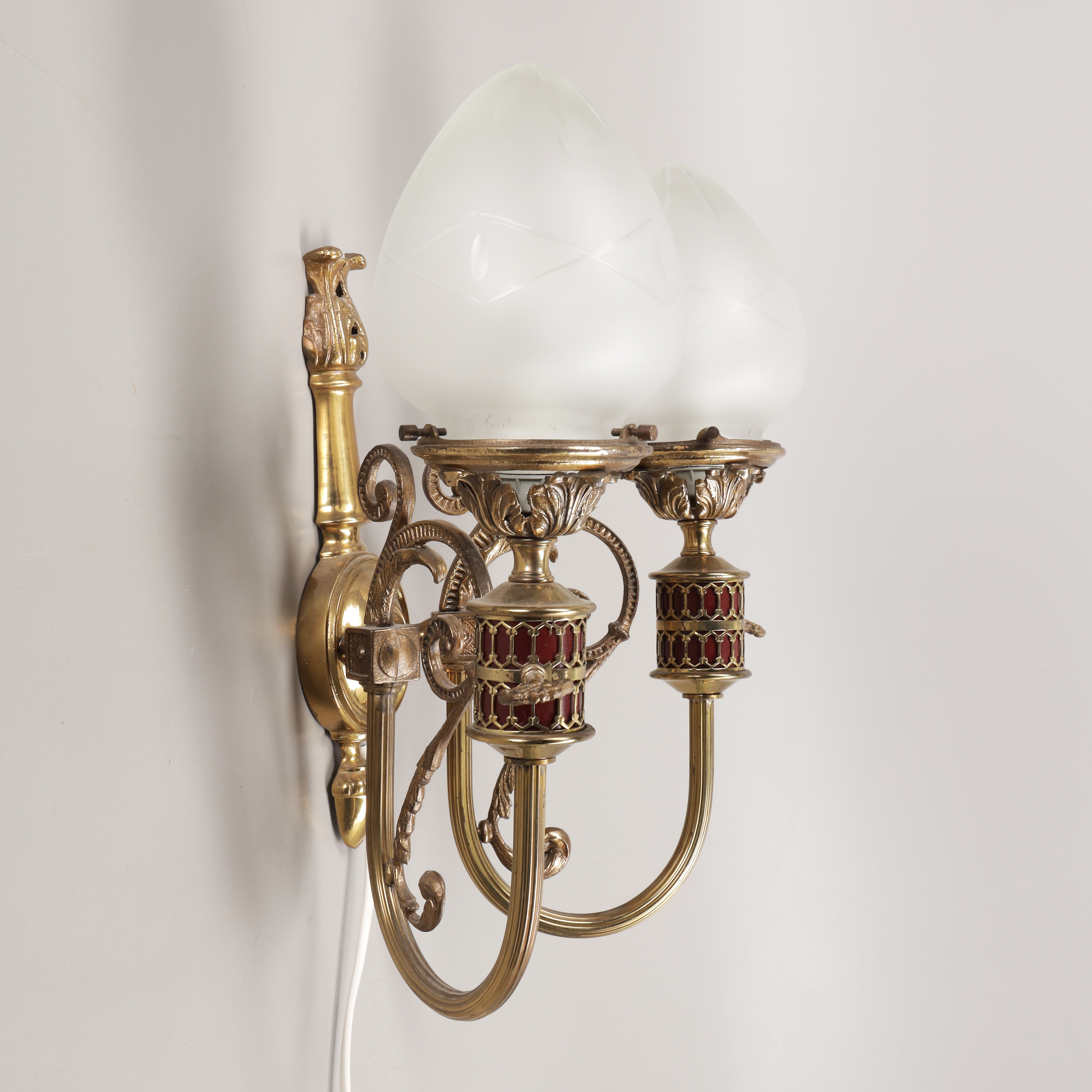 VÄGGLAMPETT, mässing/glas, 1900-talets andra hälft.