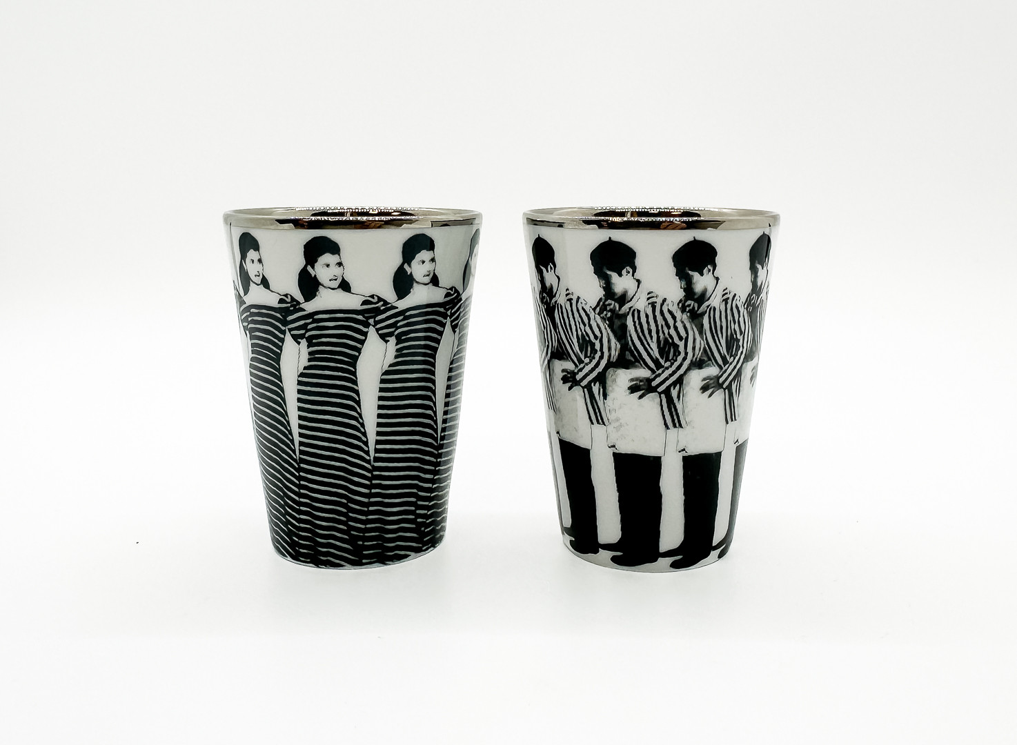 ÅSA LINDSTRÖM. SNAPSBÄGARE, 2 st, keramik, bemålad platinum, Rörstrand.