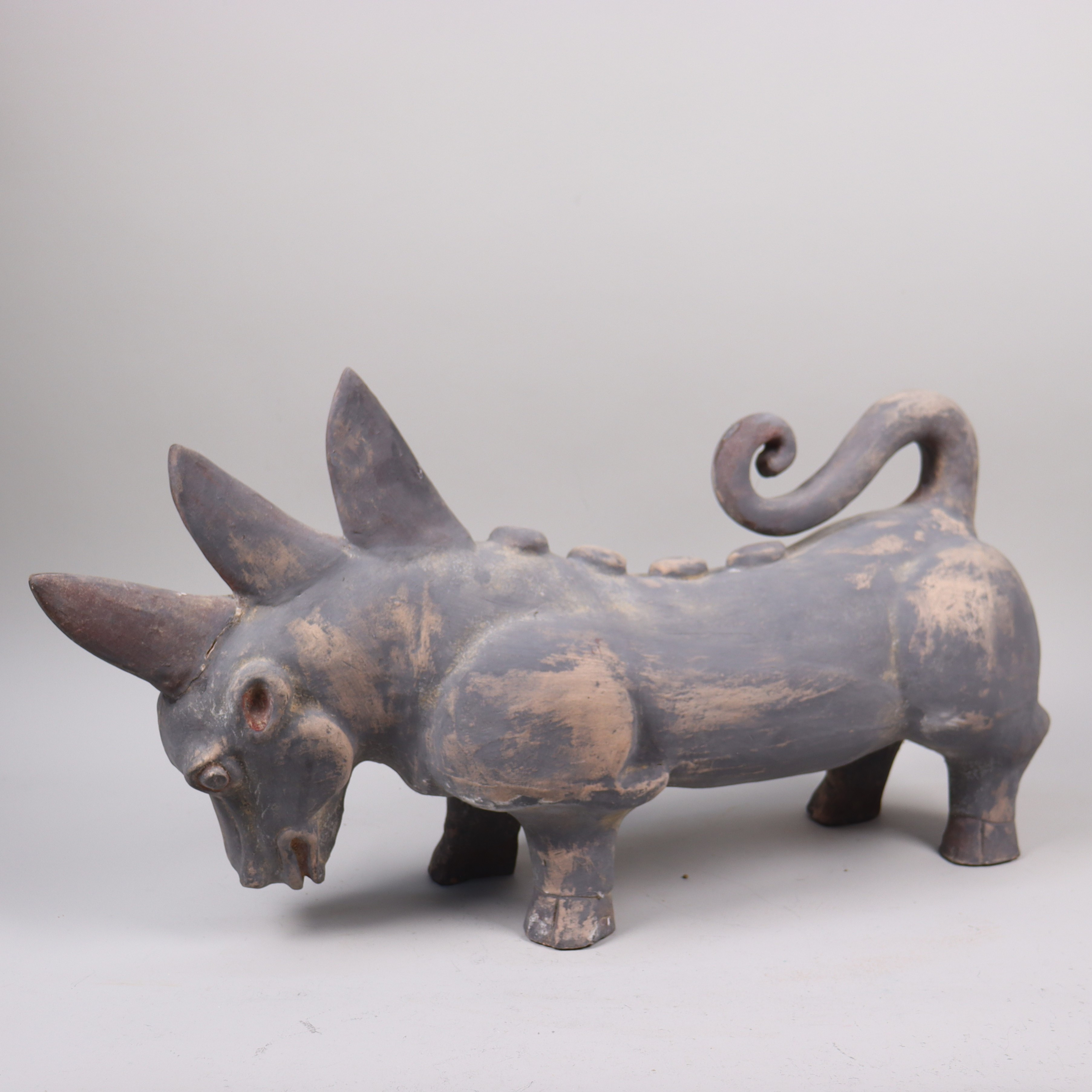 GRAVFIGUR, Kina, mytologiskt djur i terrakotta, 1900-tal.