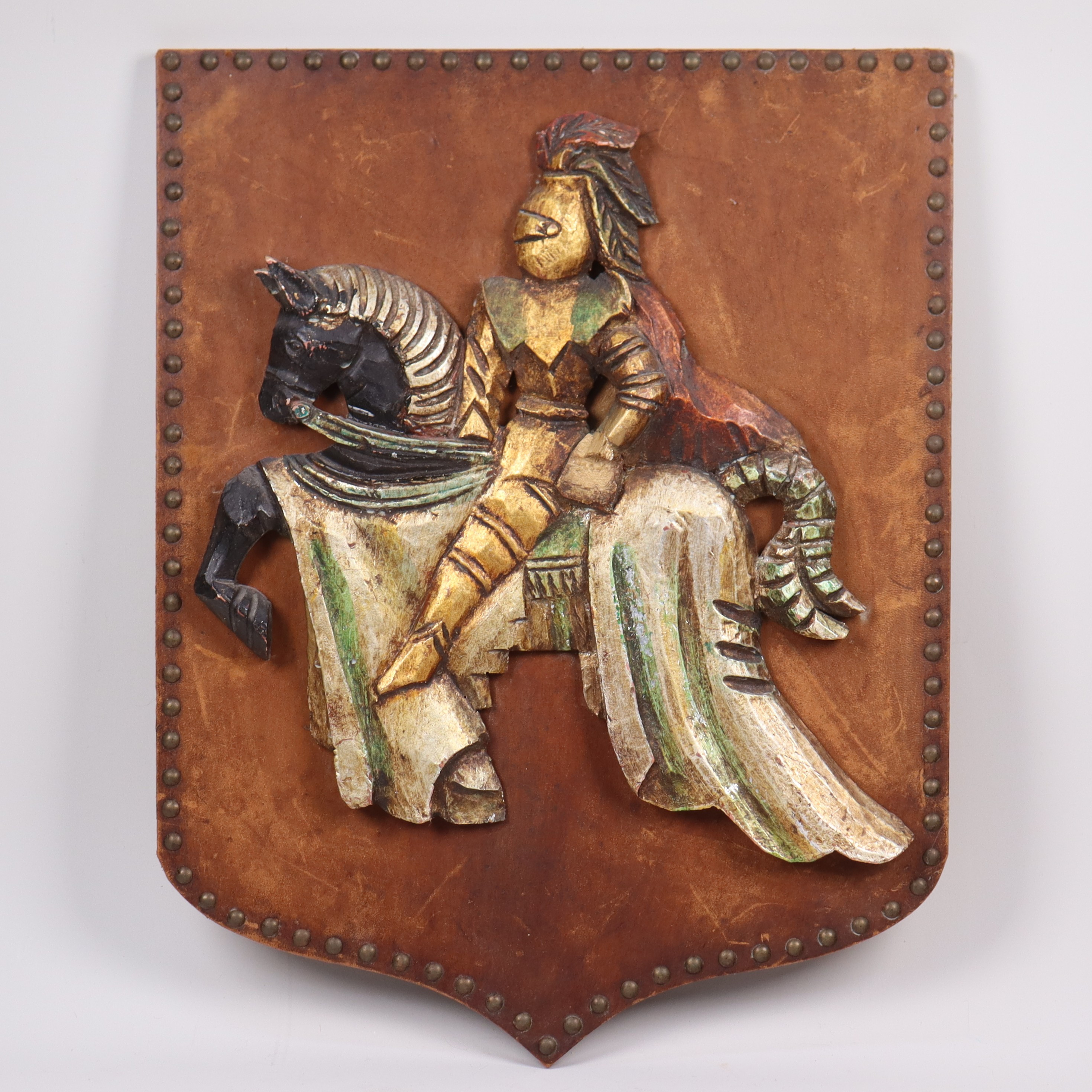 VÄGGSKÖLD, dekor av snidad riddare i bemålat trä.