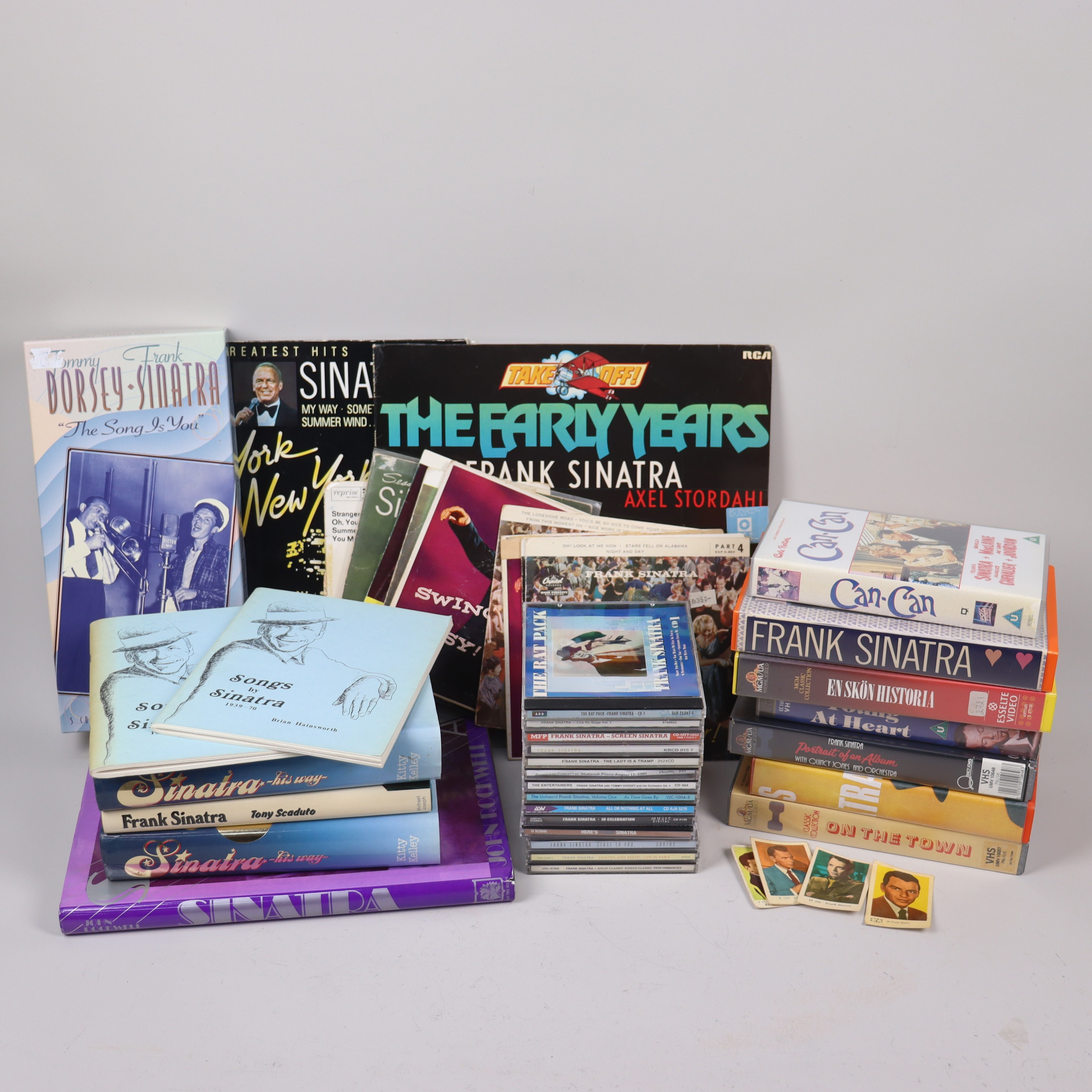 MUSIKMEMORABILIA, Frank Sinatra, diverse vinyl, VHS, CD, böcker mm.