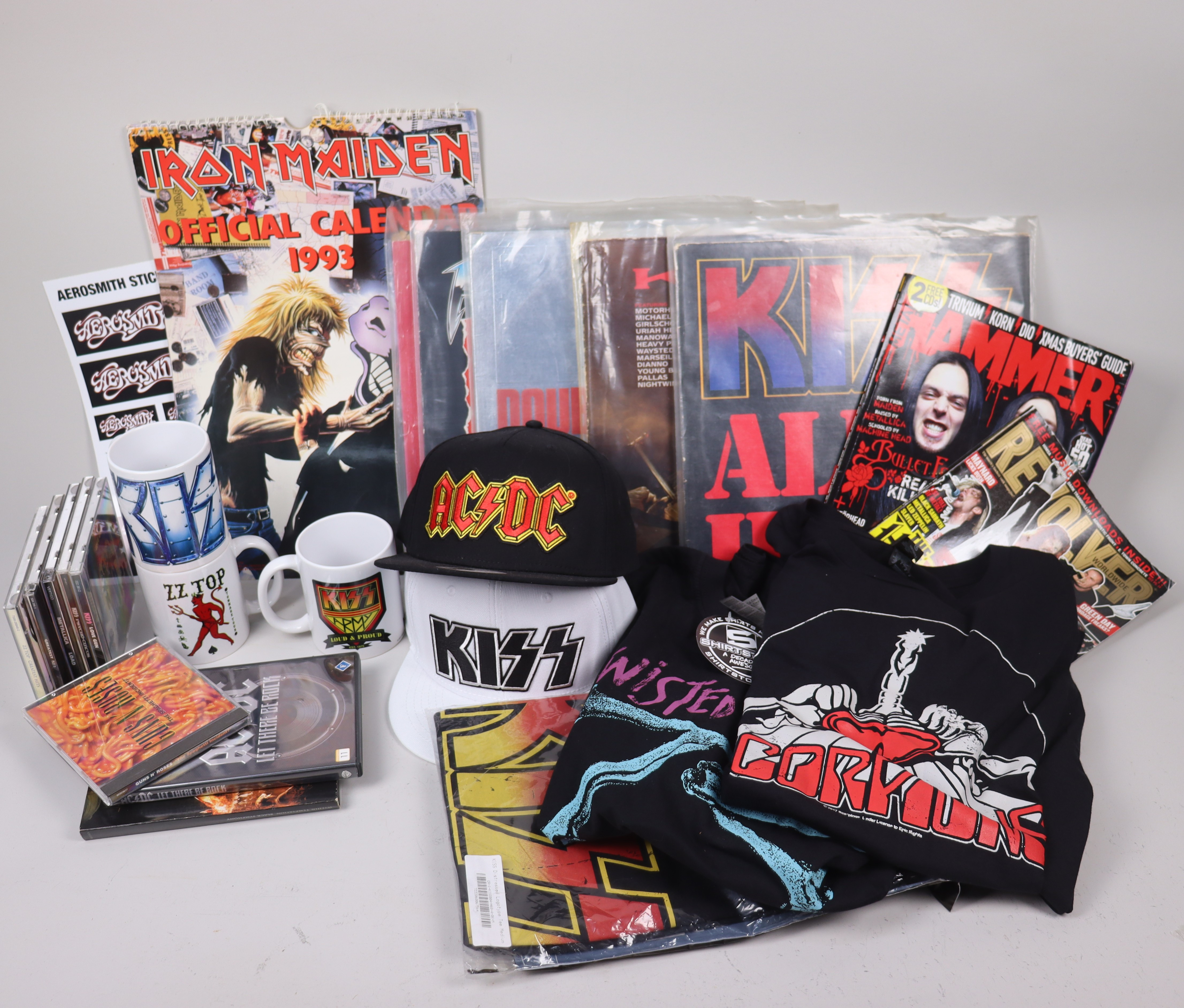 MUSIKMEMORABILIA, hårdrock, diverse vinyl, kaffemuggar, kepsar, t-shirts, CD, böcker mm, Kiss, Iron Maiden, Scorpions, ZZ Top, AC/DC m fl.