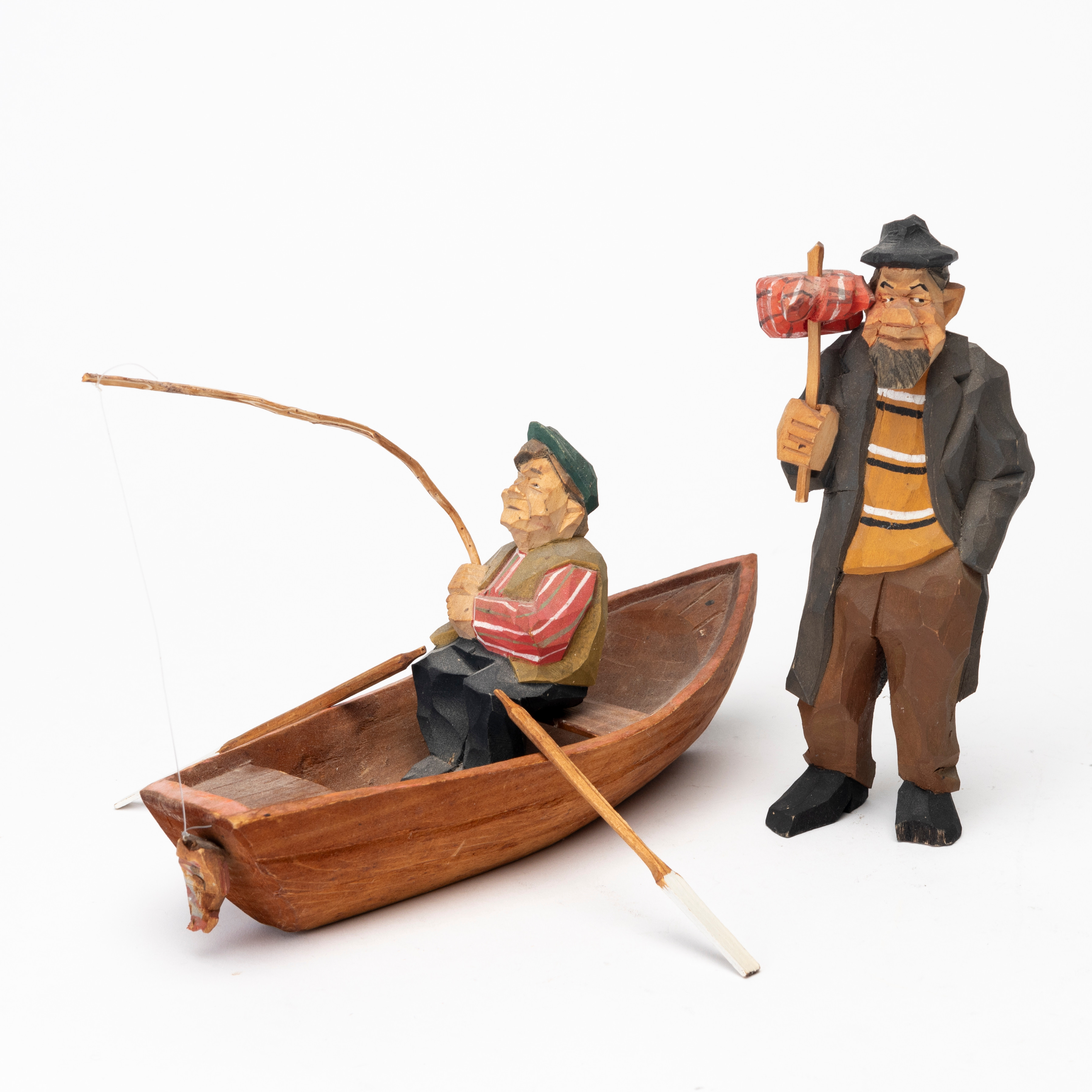 TRÄFIGURER, skuret trä, Fiskande man samt Man med knyte på en käpp, en signerad Curman, 1900-tal.