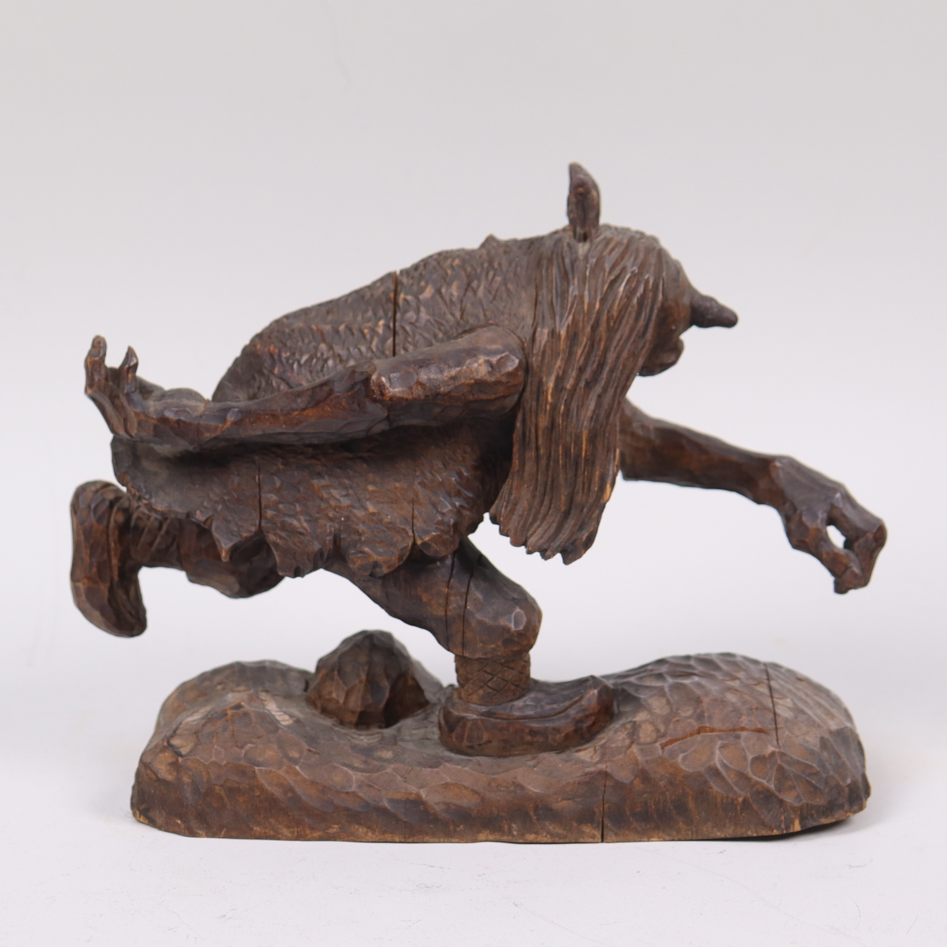 SKULPTUR, springande troll, snidat trä.