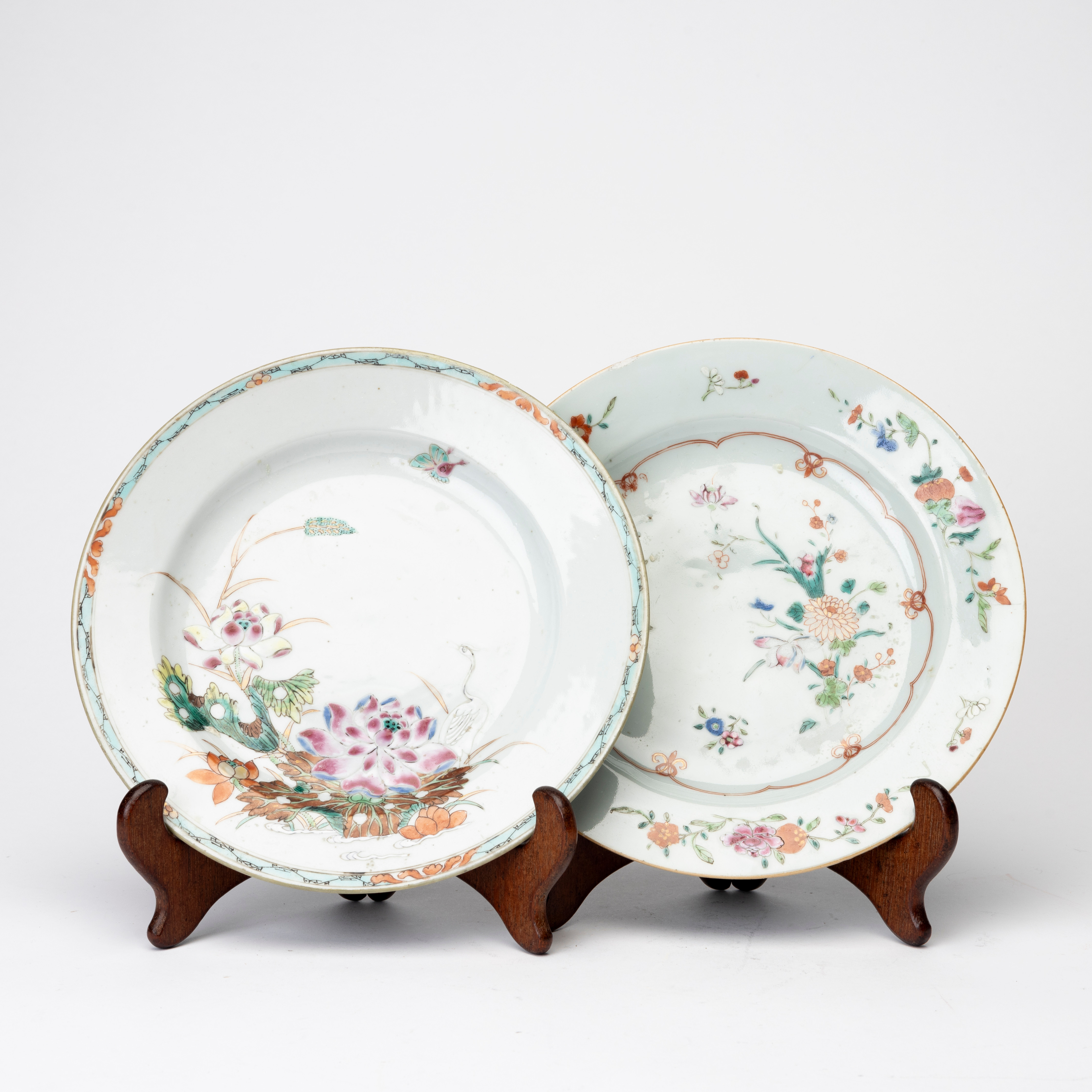 TALLRIKAR, 2 st, Kompaniporslin, Qianlong (1736-1795).