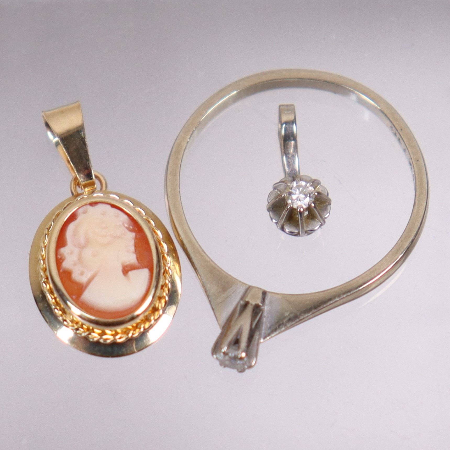 SMYCKEN, 18 k guld, solitärring med diamant, camehänge samt hänge med diamant, 3 delar.