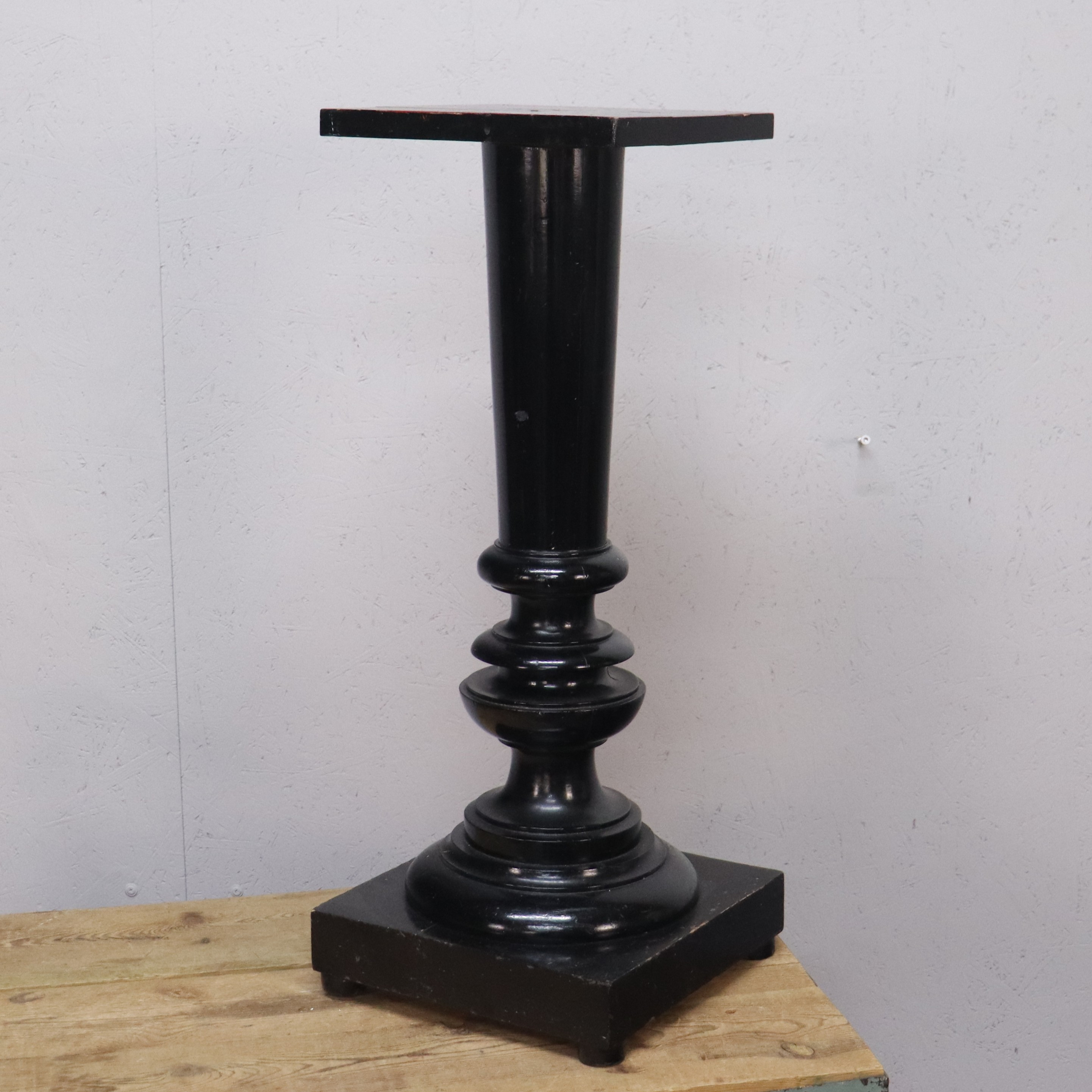PIEDESTAL, kolonn, svart bemålat trä, 1900-tal.