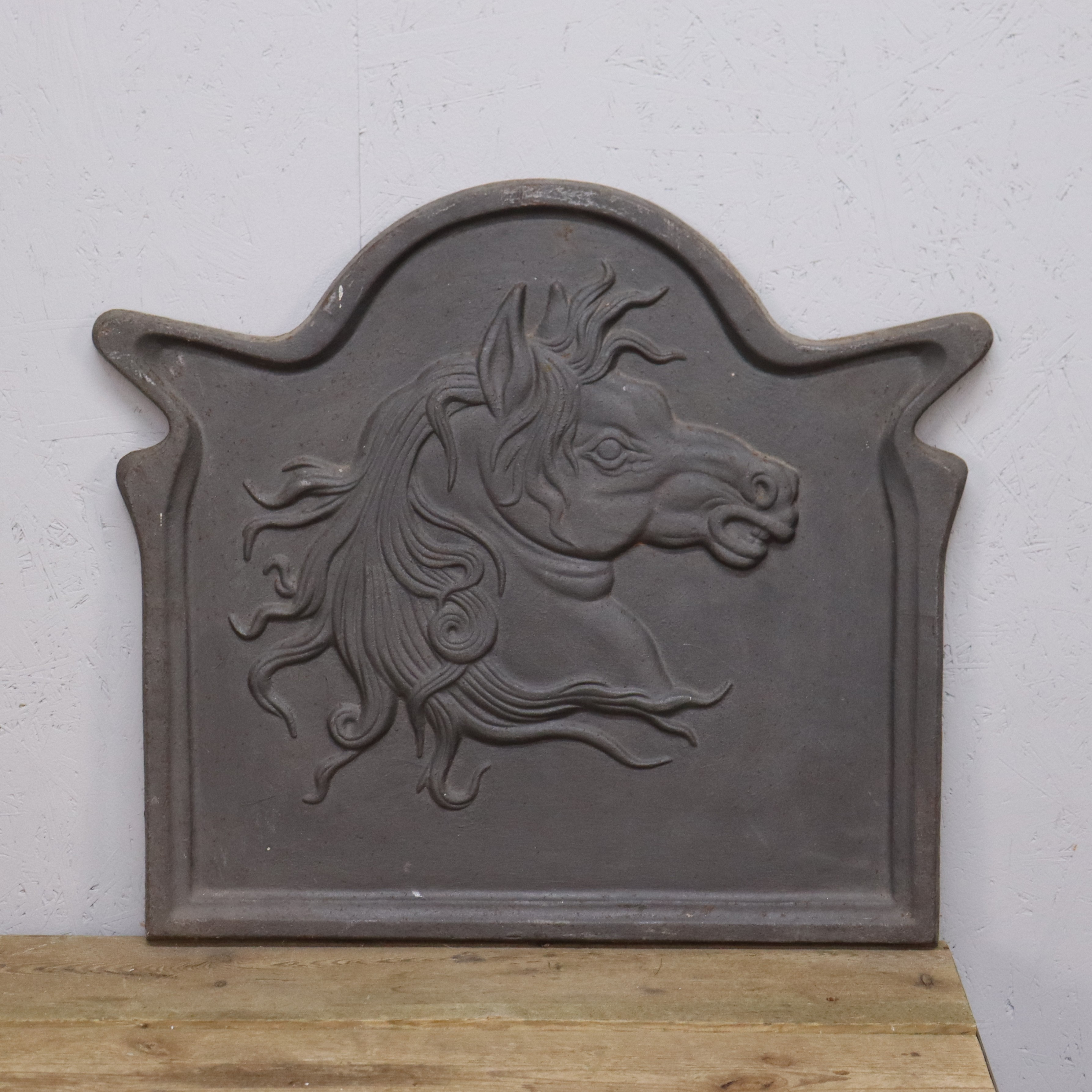 VÄGGPLAKETT, gjutjärn med dekor av häst.