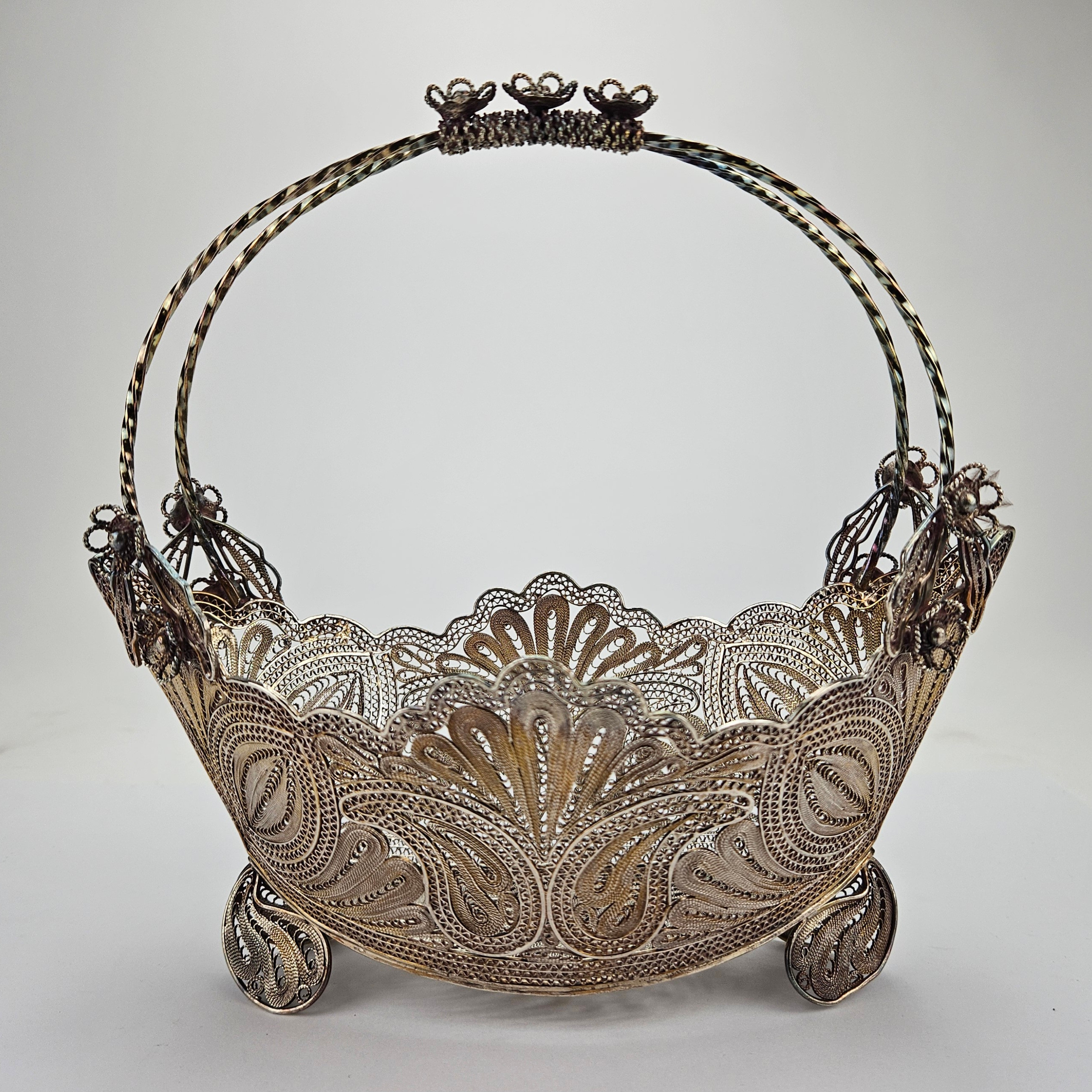 KORG, troligen silver, filigran, saknar stämplar, 1900-tal, vikt ca. 439 gram.