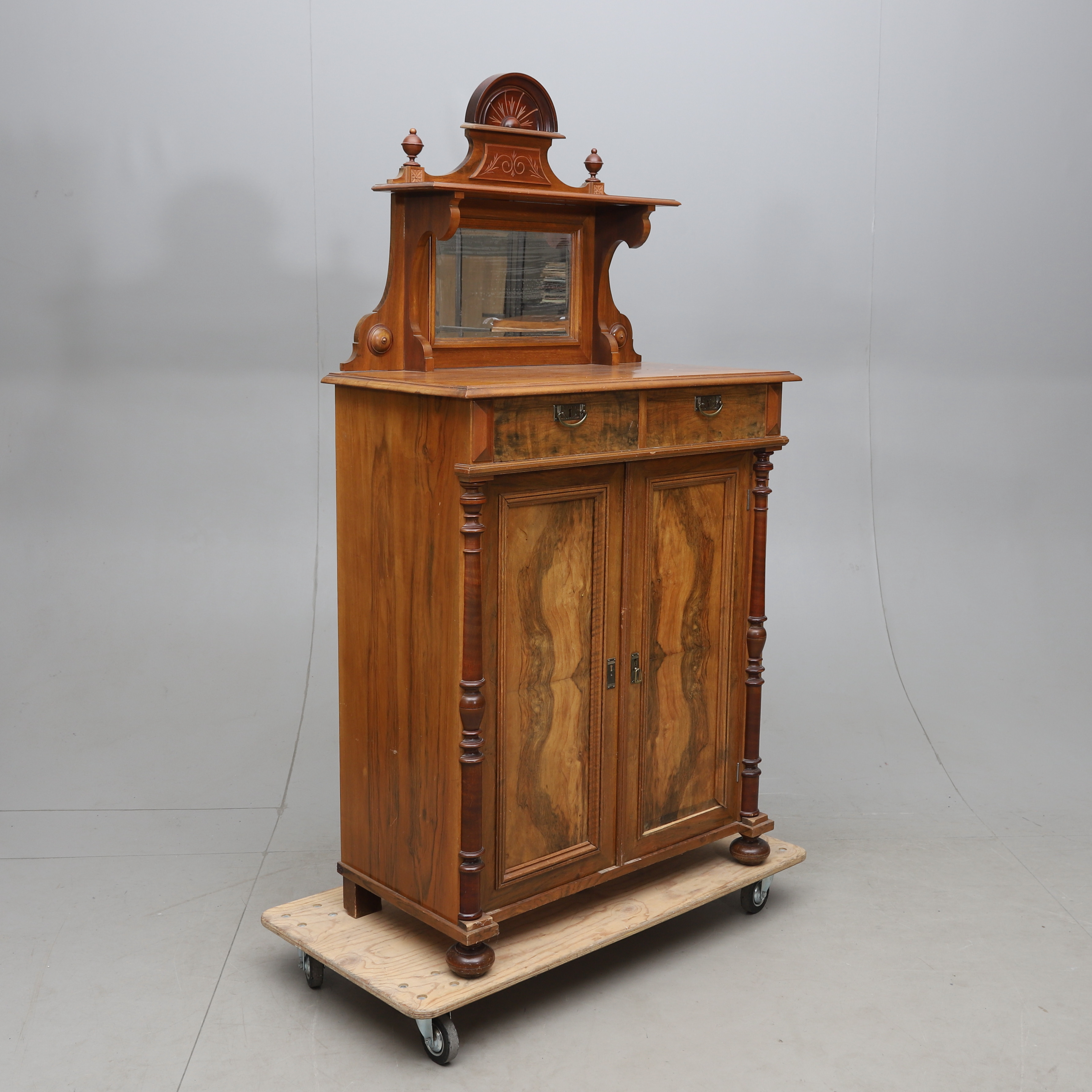 SPEGELSKÄNK, nyrenässans, 1800-talets senare del.