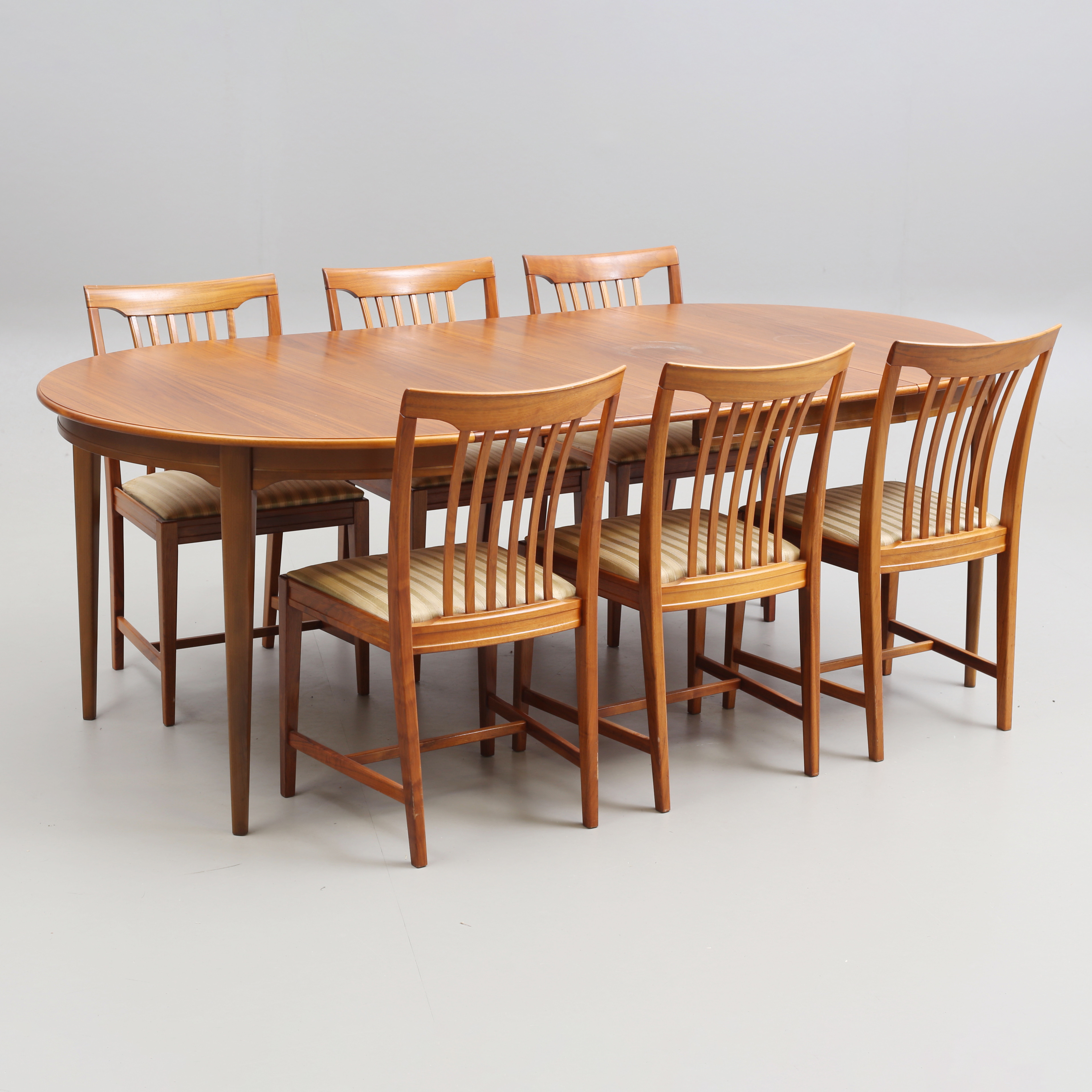 SVANTE SKOGH. Matgrupp, modell "Vindö", 7 delar, valnöt, Balders snickerifabrik, Vaggeryd.