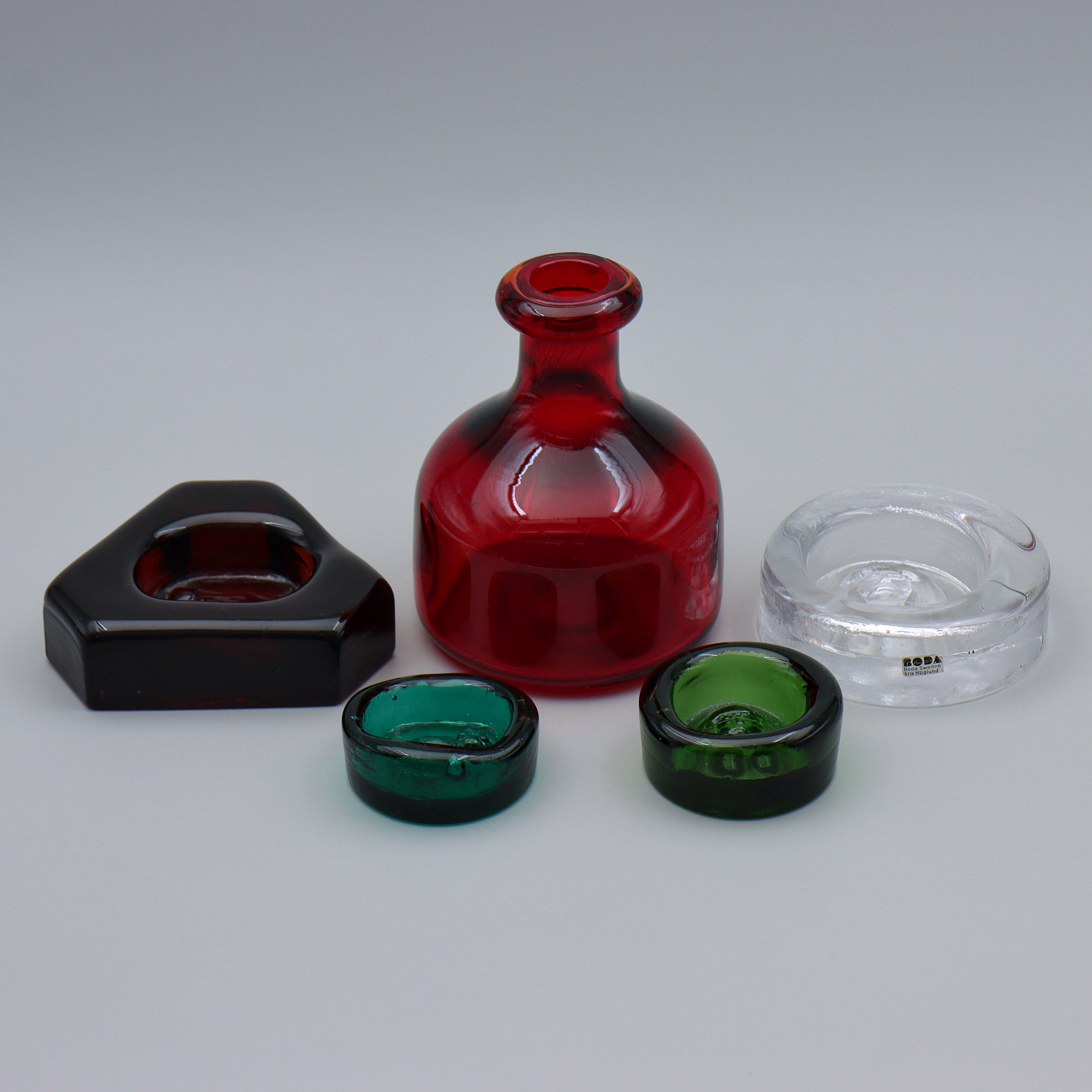 ERIK HÖGLUND. KONSTGLAS, 5 DELAR, SIGNERAD FLASKA / VAS, BODA GLASBRUK.