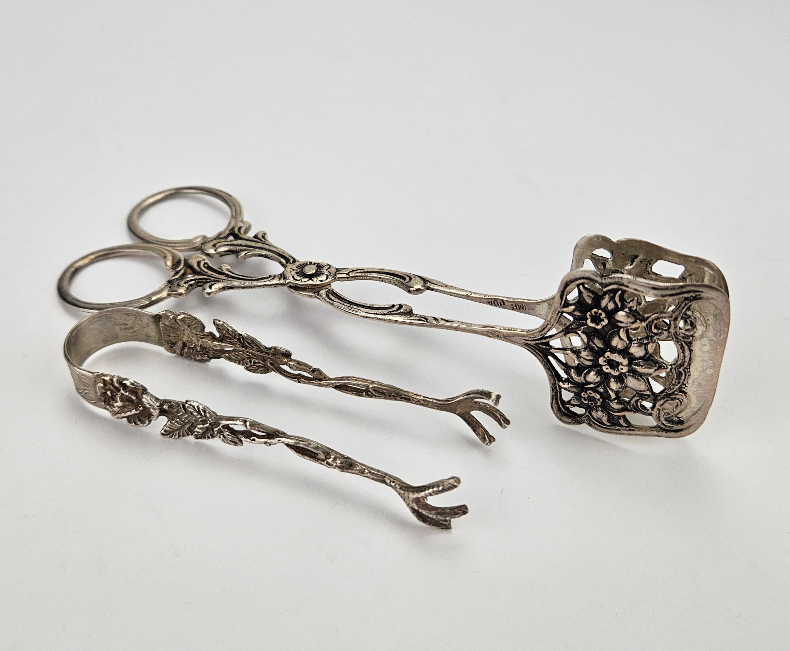 KAKTÅNG OCH SOCKETTÅNG, silver, 1900-tal, vikt ca. 47 gram.