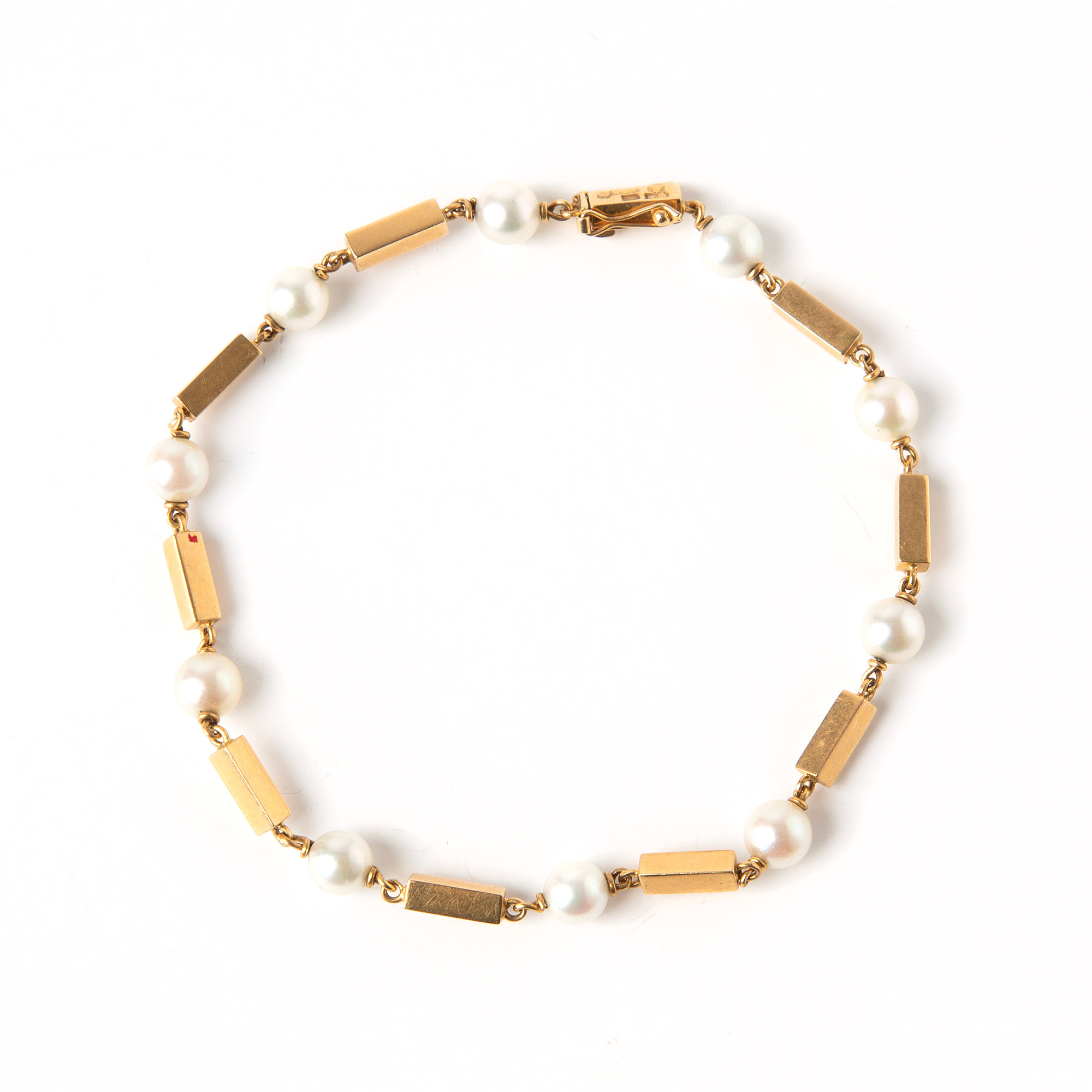 ARMBAND, 18K guld med odlade pärlor, Stigbert, Stockholm, 1957.