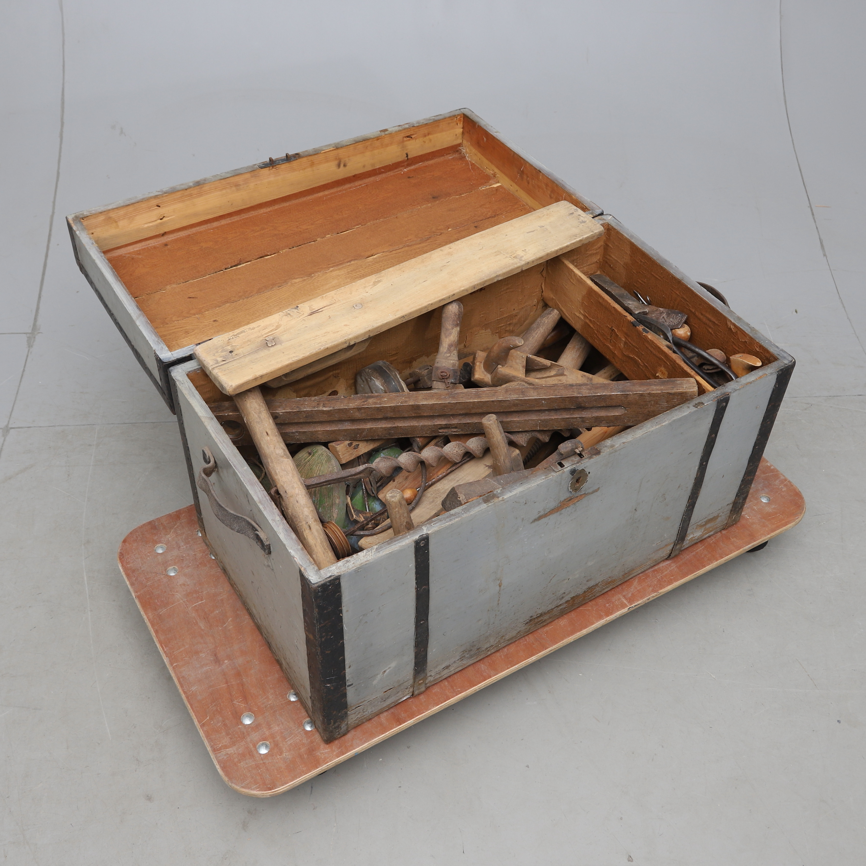 KISTA MED ÄLDRE REDKSAP-/VERKTYG, allmoge, 18-/1900-tal.