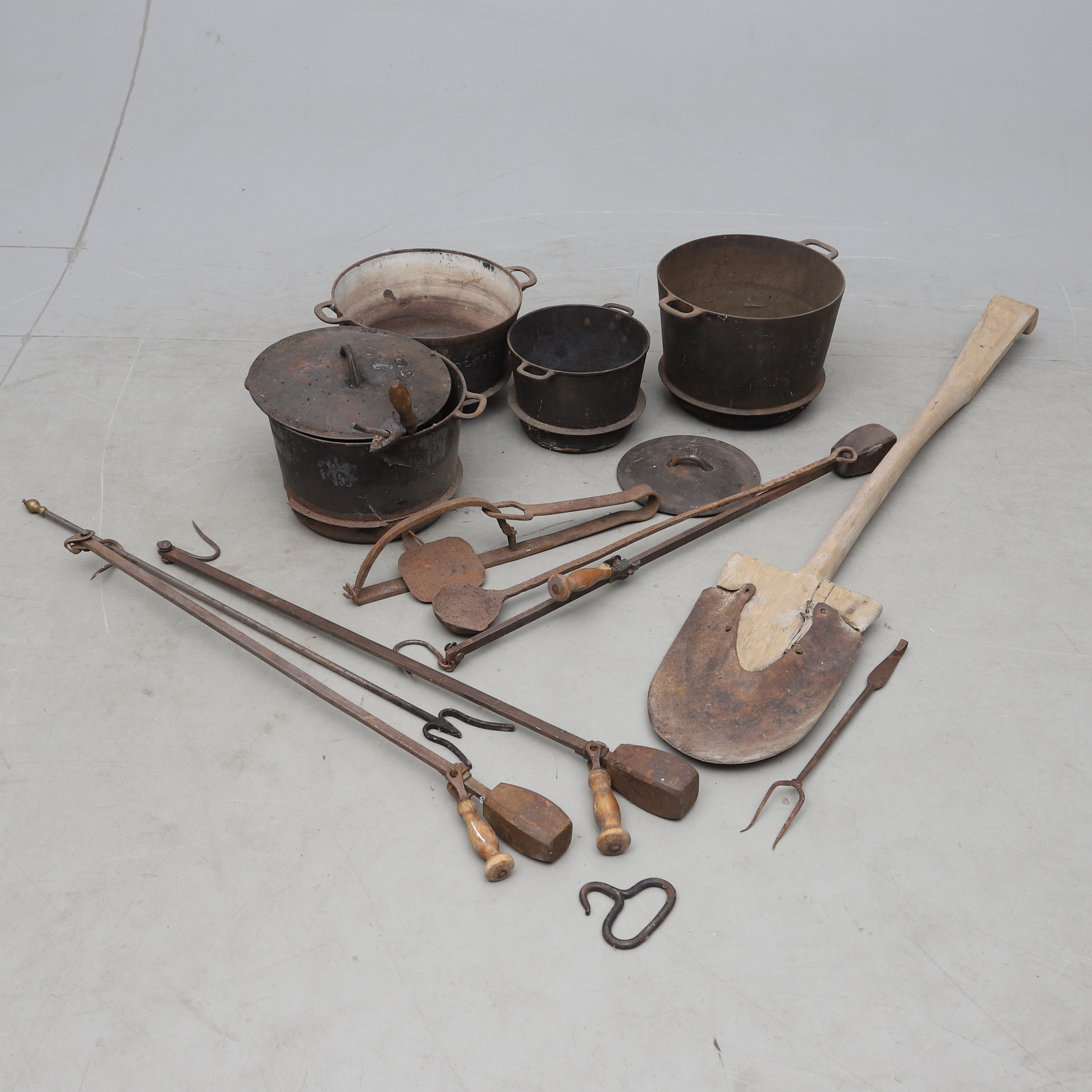 PARTI GJUTJÄRN-/SMIDESFÖREMÅL, 18-/1900-tal.