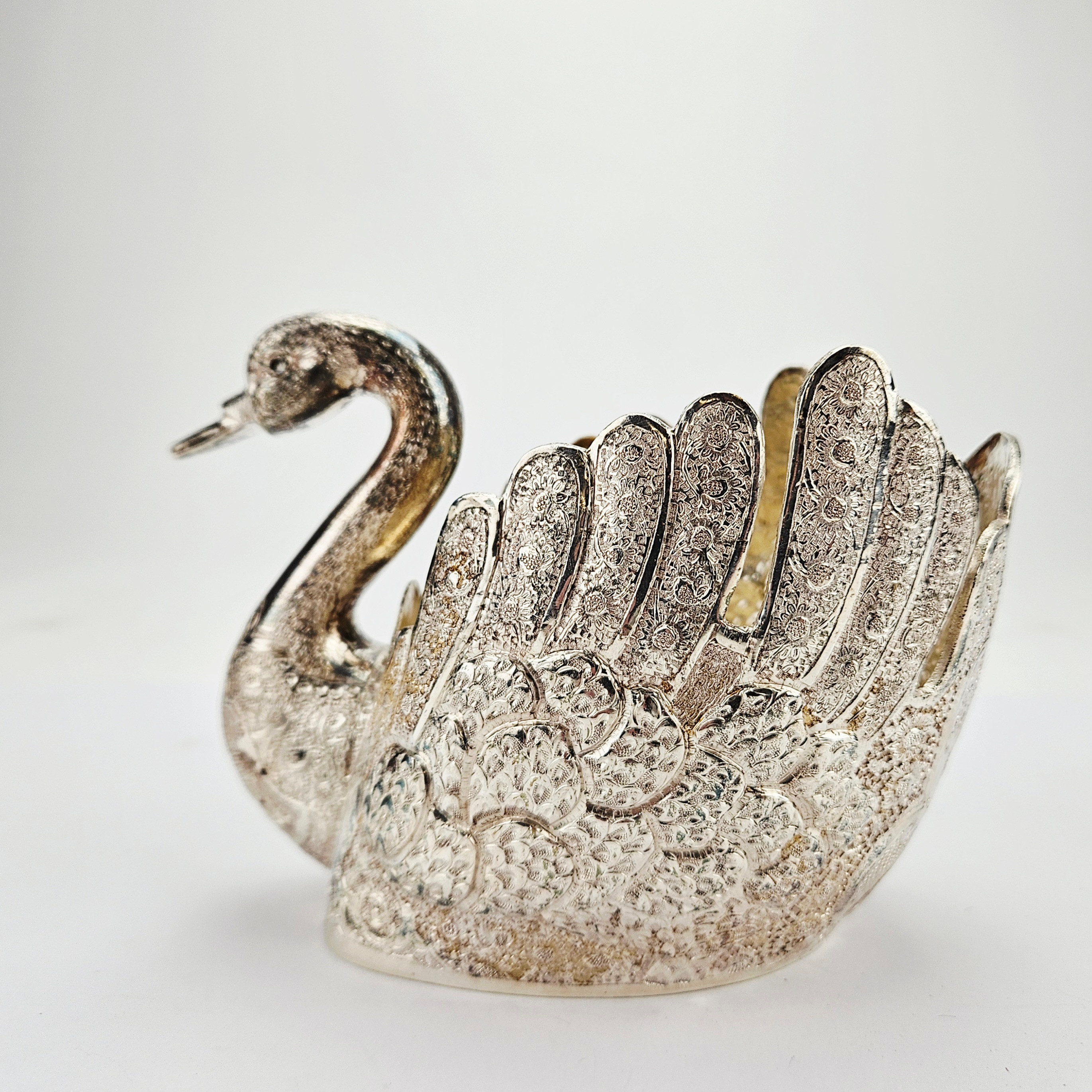 SKÅL, silver, i form av svan, orientalisk, vikt ca. 472 gram.