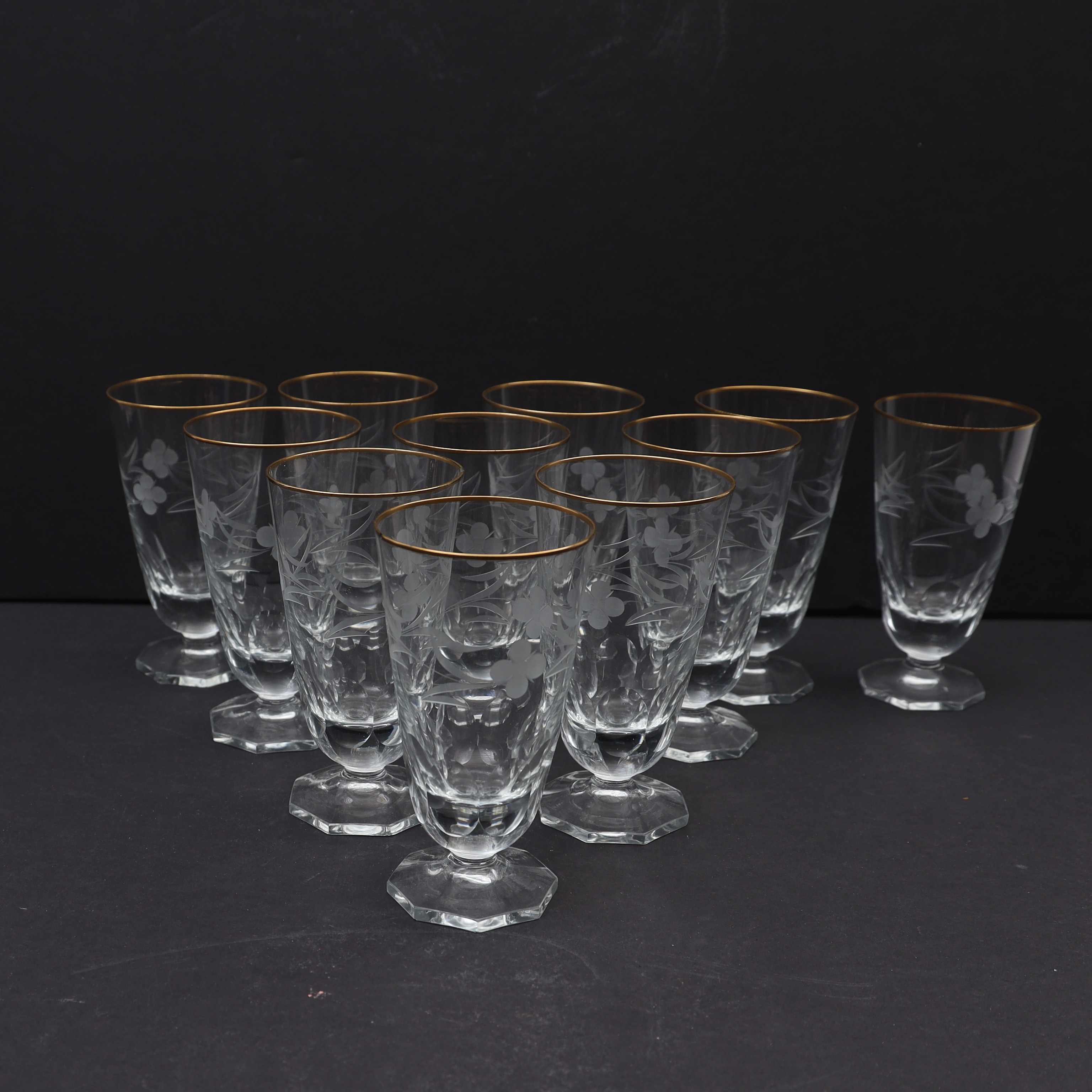 VINGLAS, 11st, med slipad dekor och förgyllning.