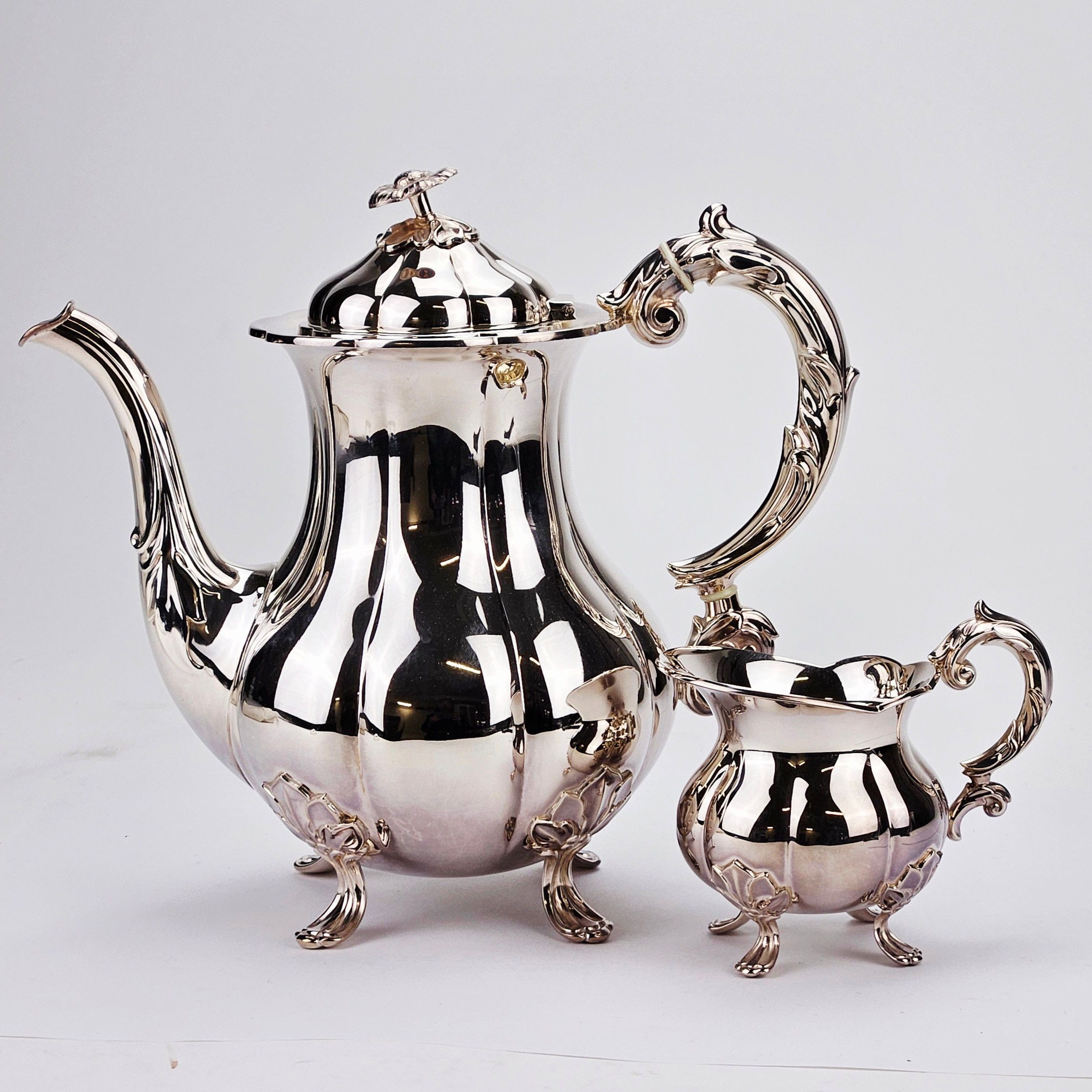 KAFFEKANNA OCH GRÄDDKANNA, silver, rokokostil, Cohr, Danmark, vikt ca. 950 gram.