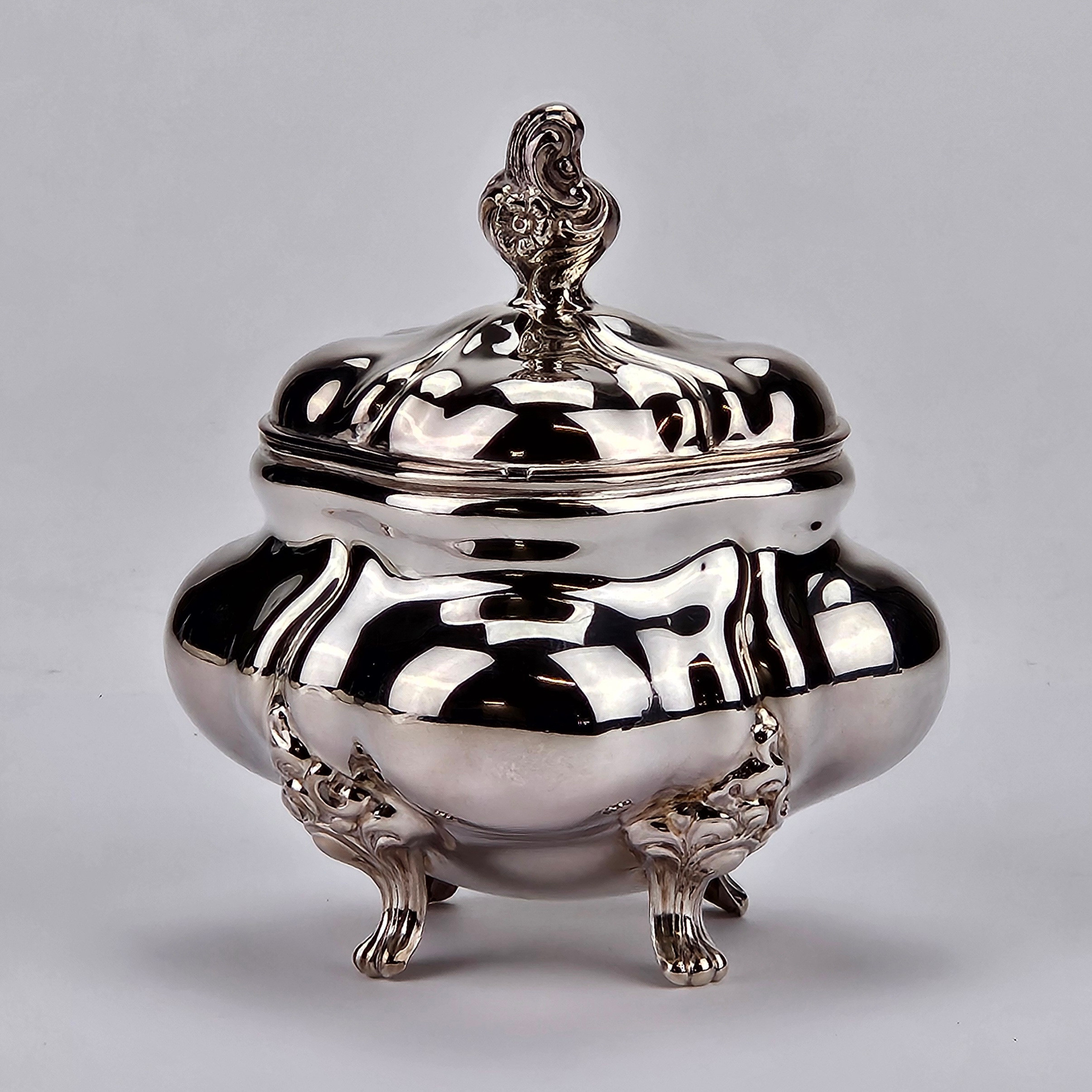 SOCKERSKÅL, silver, rokokostil, vikt ca. 144 gram.