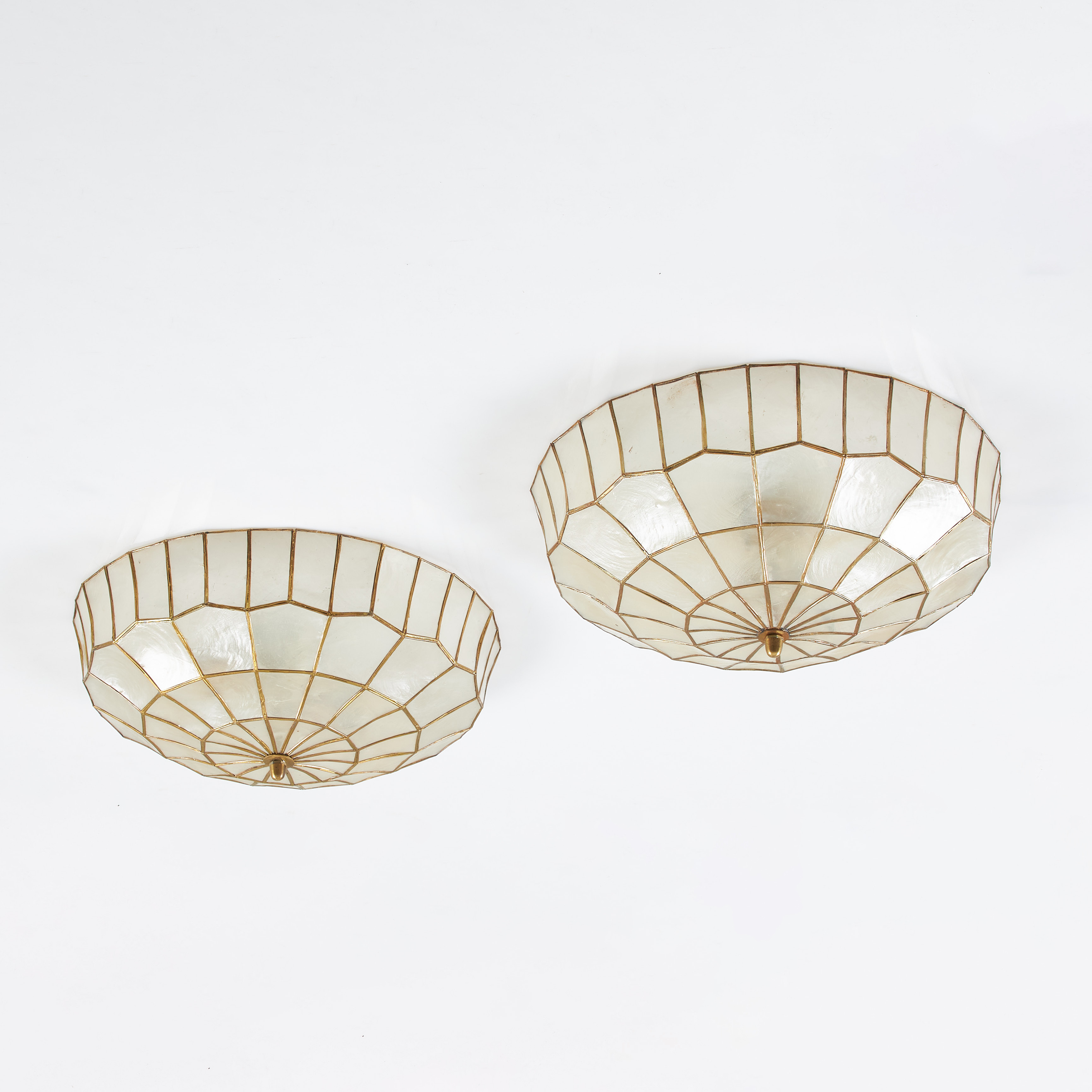 TAKPLAFONDER, 1 par, snäckskal infattat i patinerad metall, plast, 1900-talets senare hälft.