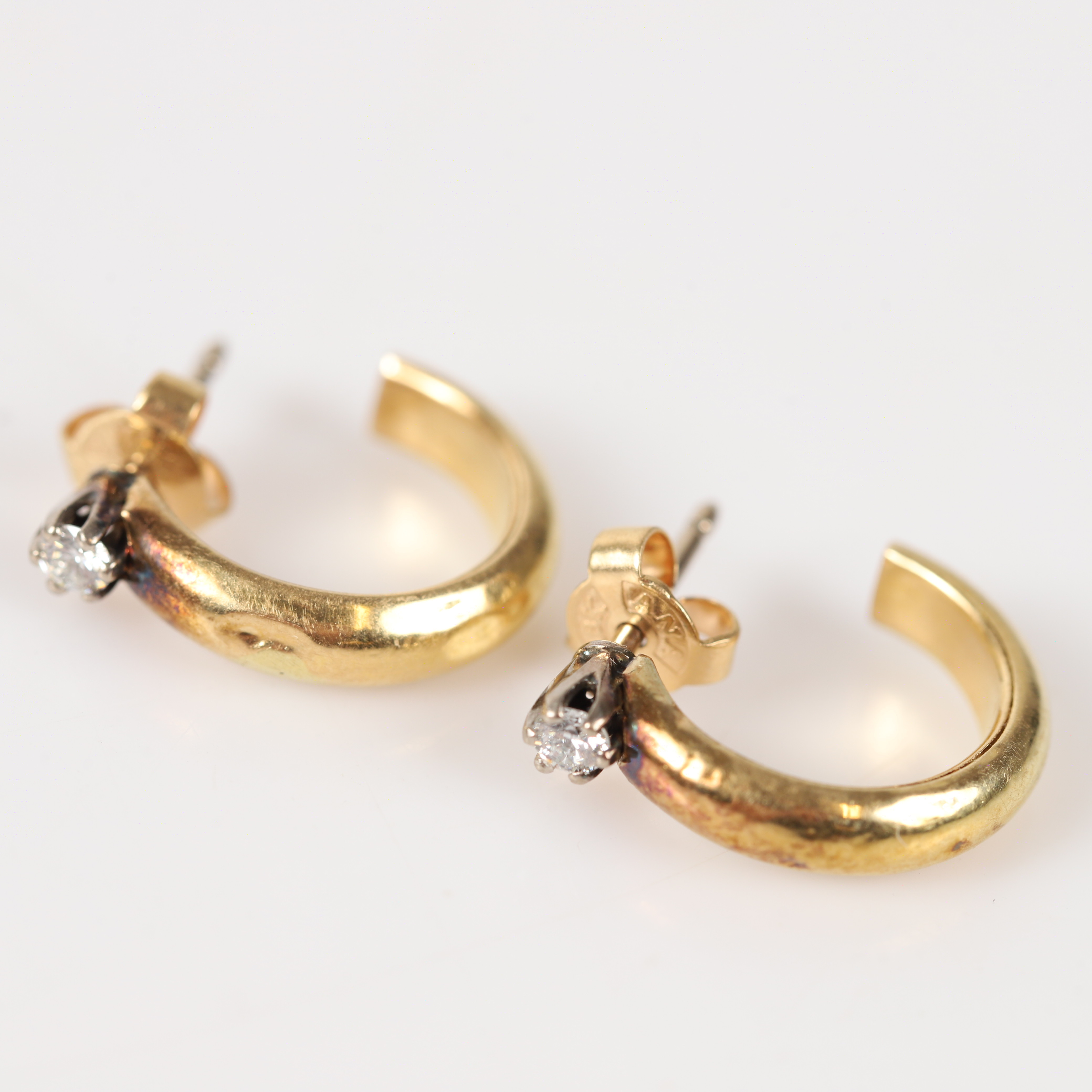 ÖRHÄNGEN, 1 par, 18 K guld med briljantslipade diamanter.