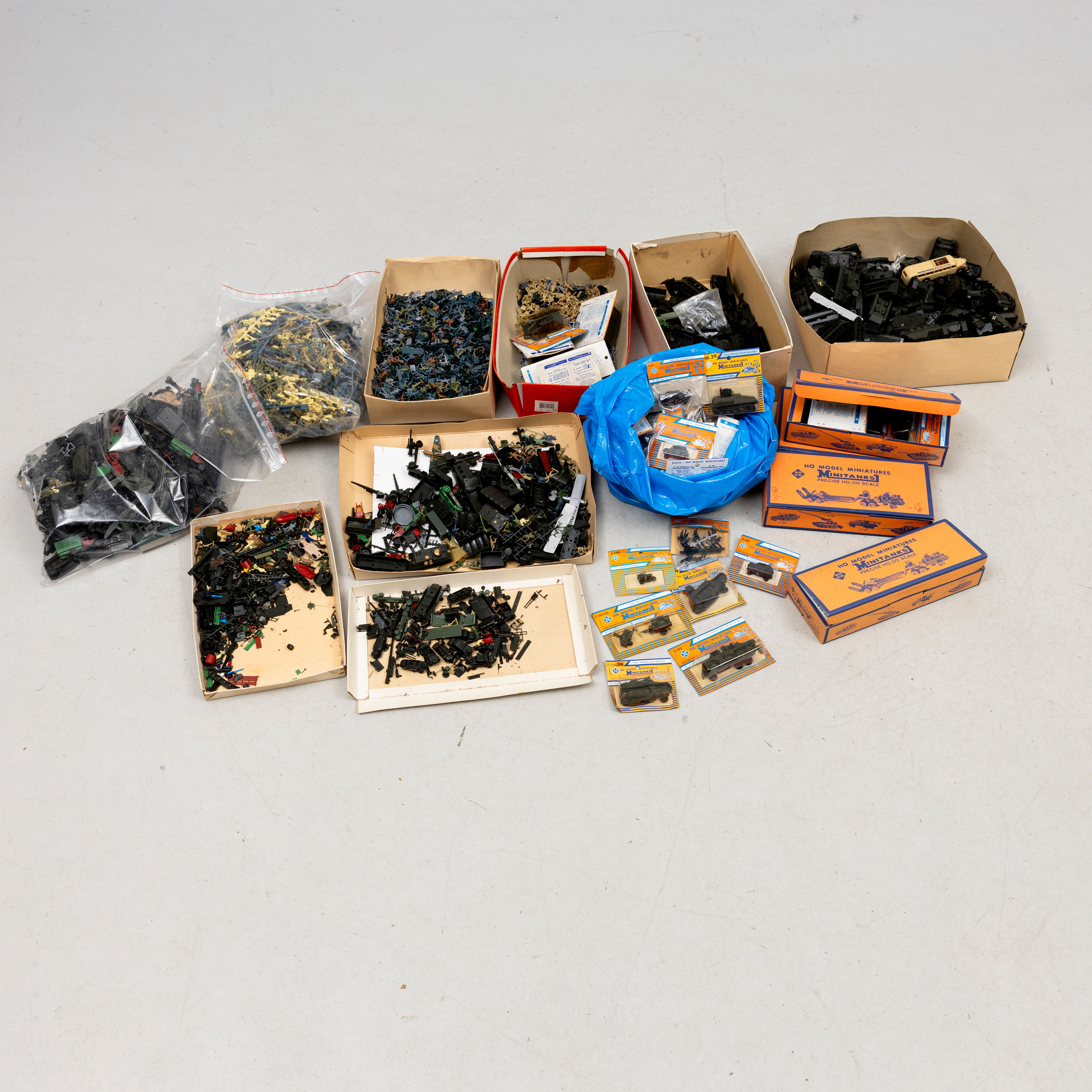 STORT PARTI, MODELLFORDON och FIGURER, mestadels militära, exempelvis Model Miniatures Minitanks.