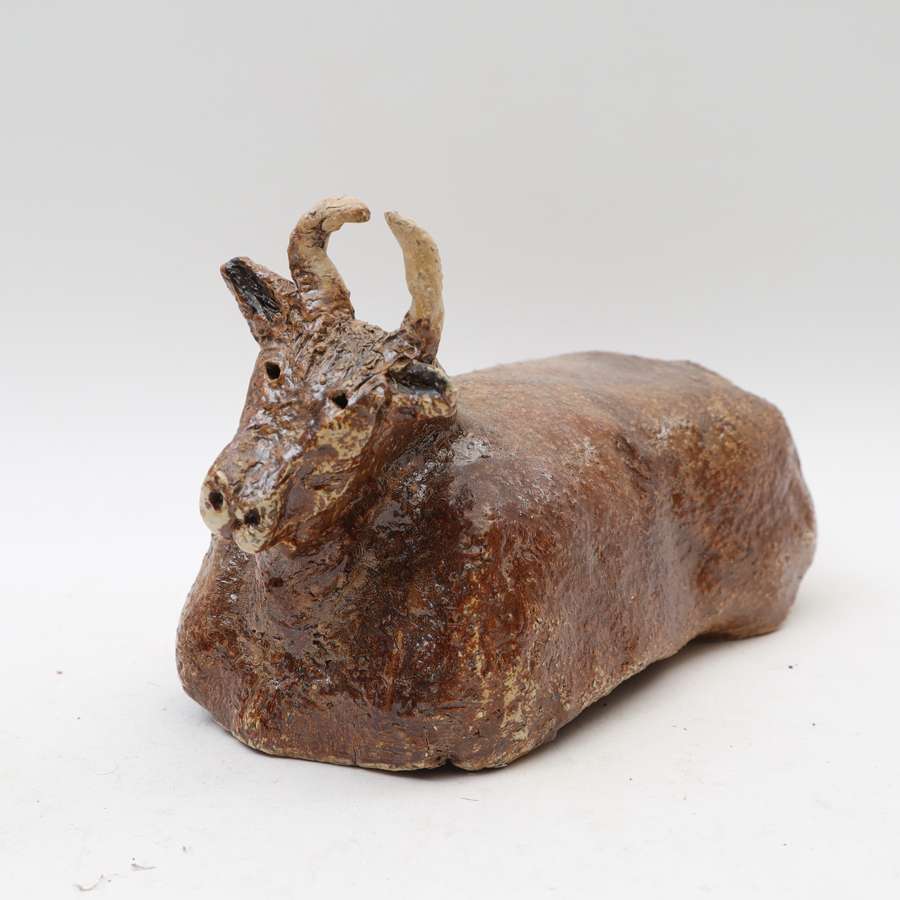 SKULPTUR, stengods, föreställande vilande tjur.