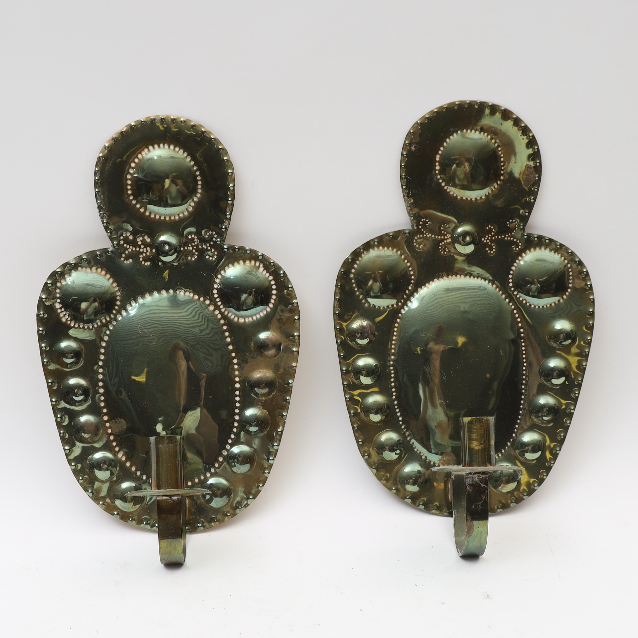 LJUSPLÅTAR ETT PAR, 1900-tal, mässing med graverad och punsad dekor.