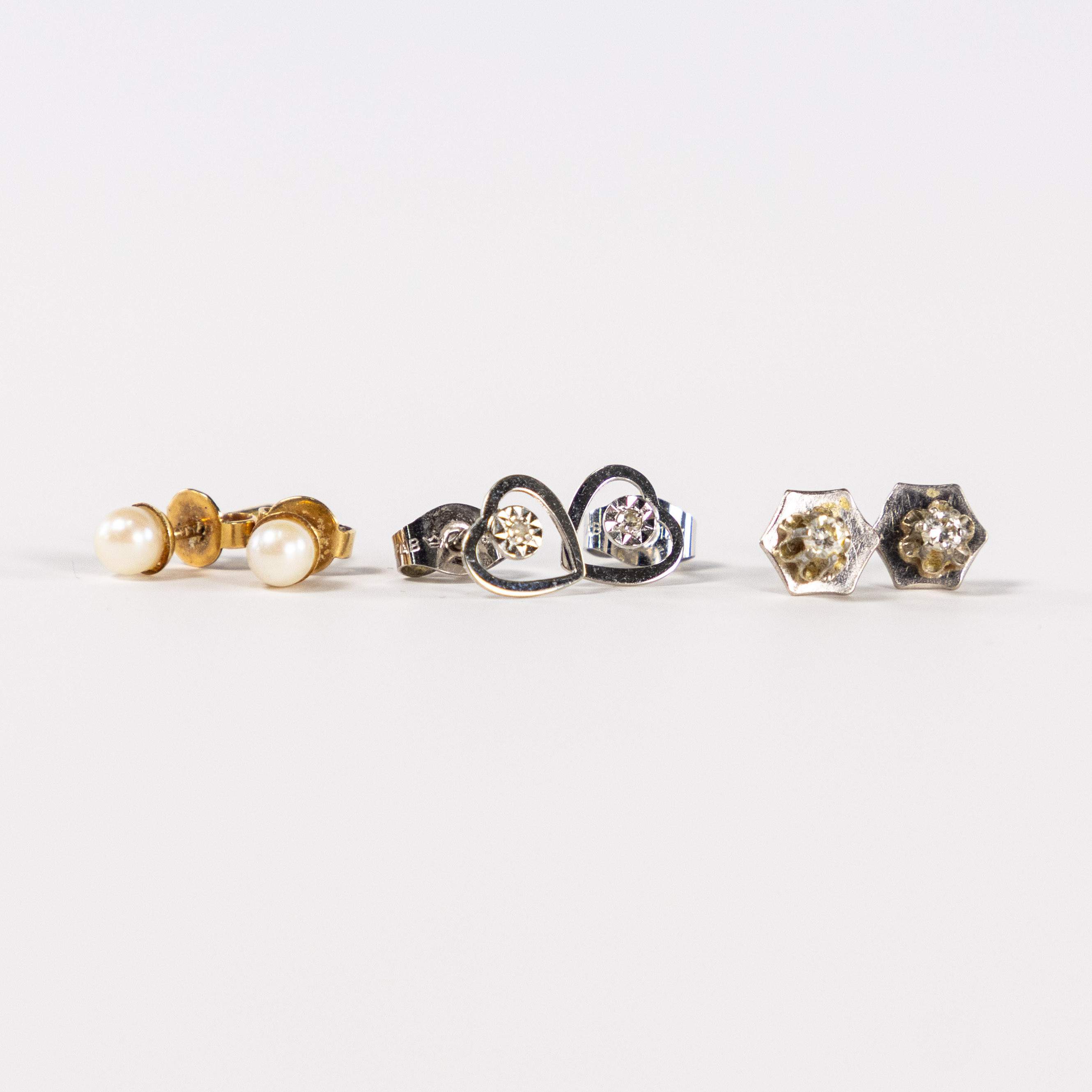 ÖRHÄNGEN, 3 st par, 18k guld, bl a briljanter och pärlor.