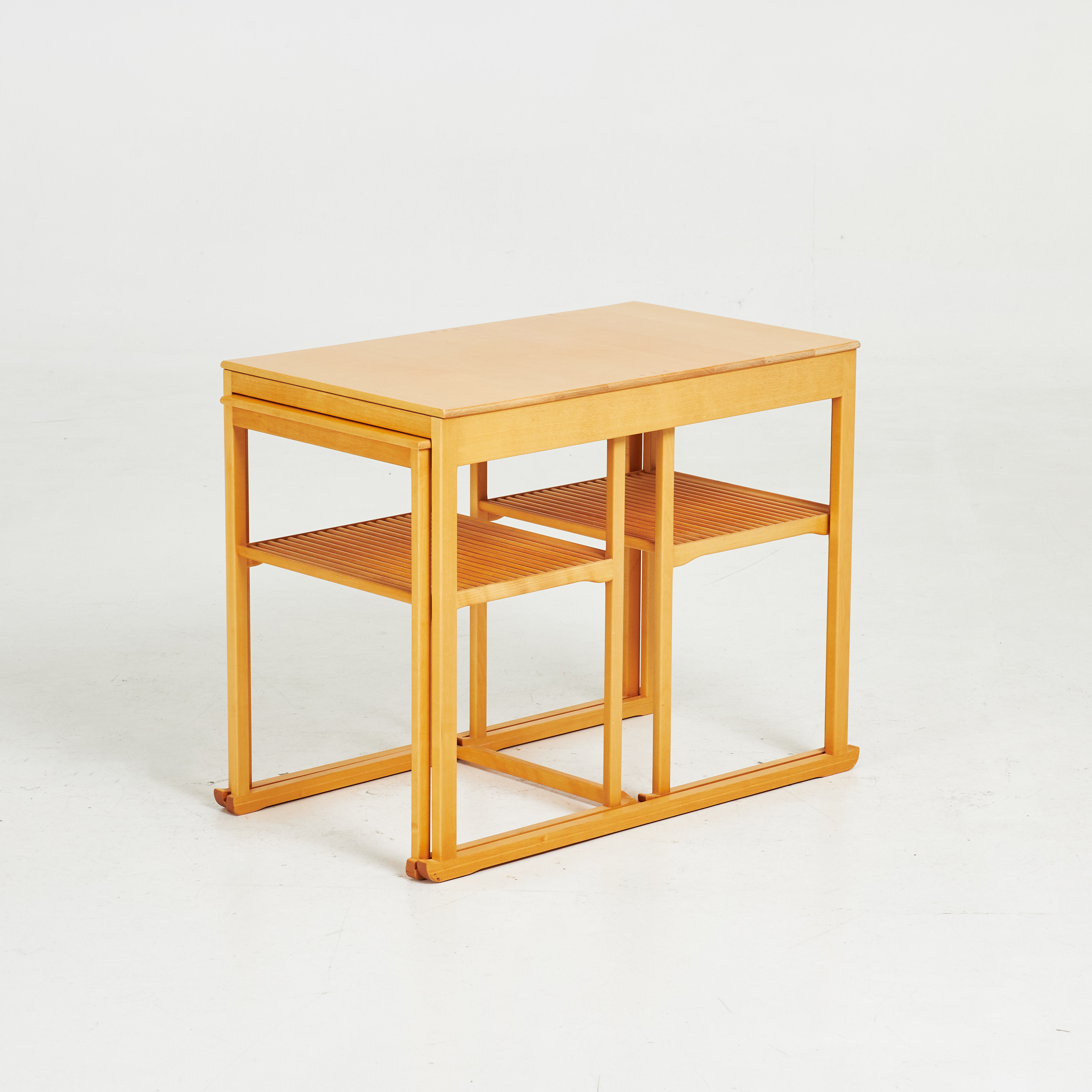 CARL MALMSTEN. "Släden", satsbord, Åfors Möbelfabrik, 3 dlr, ribbade tidningshyllor, brännmärkt.