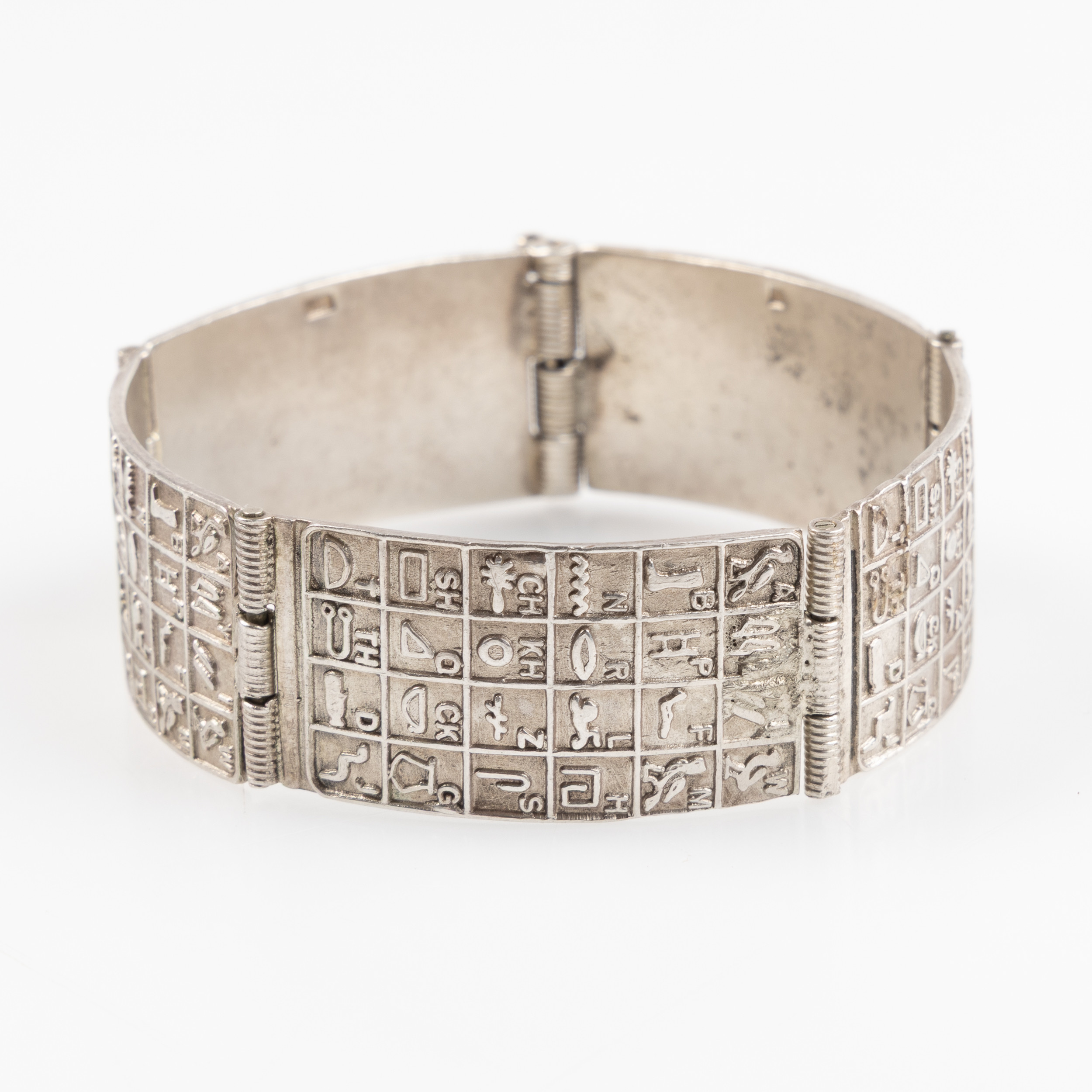 ARMBAND I SILVER, Egyptiskt alfabet i hieroglyfer.