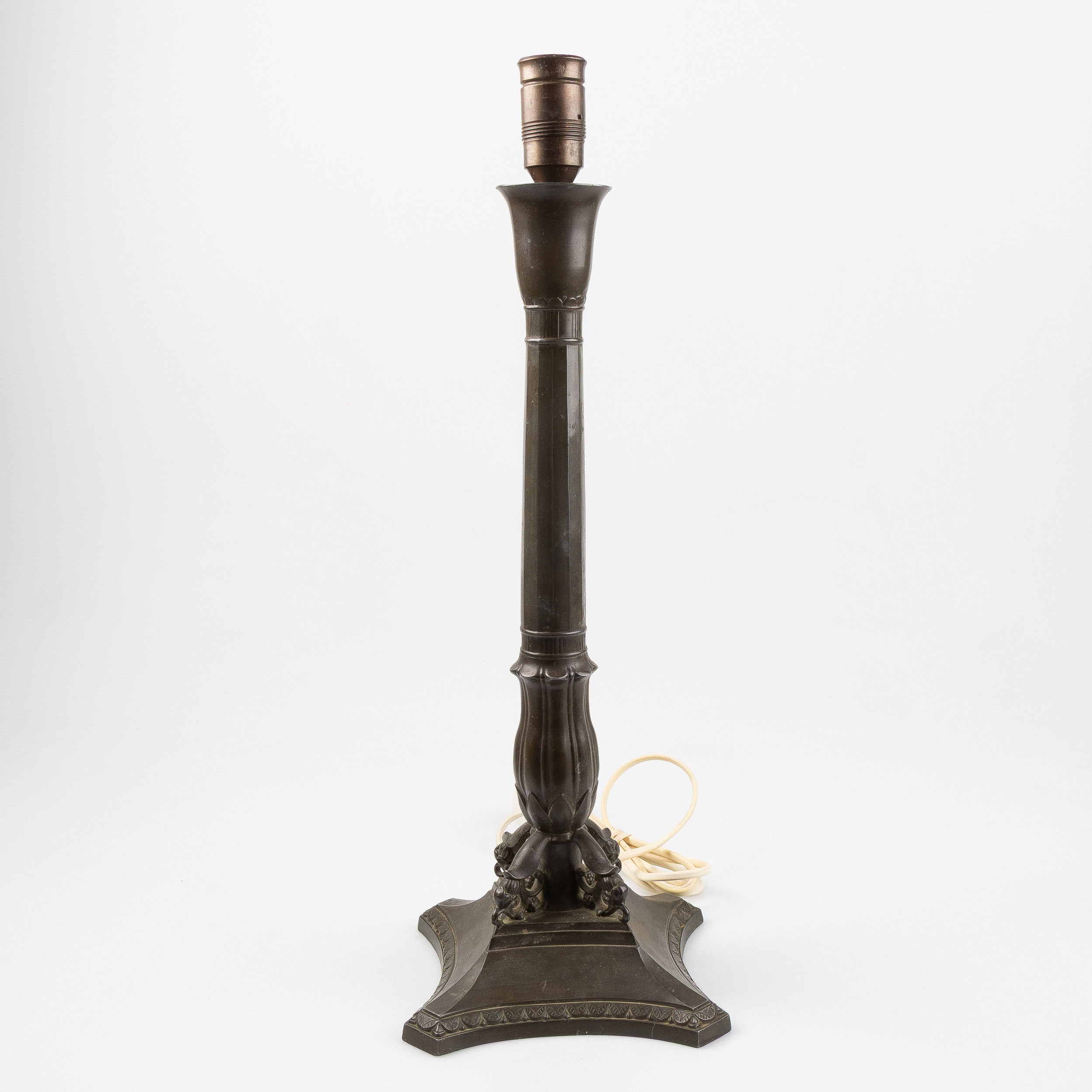 JUST ANDERSEN (1884-1943). Bordslampa, discometall, modell D8, Danmark, 1900-talets första hälft.