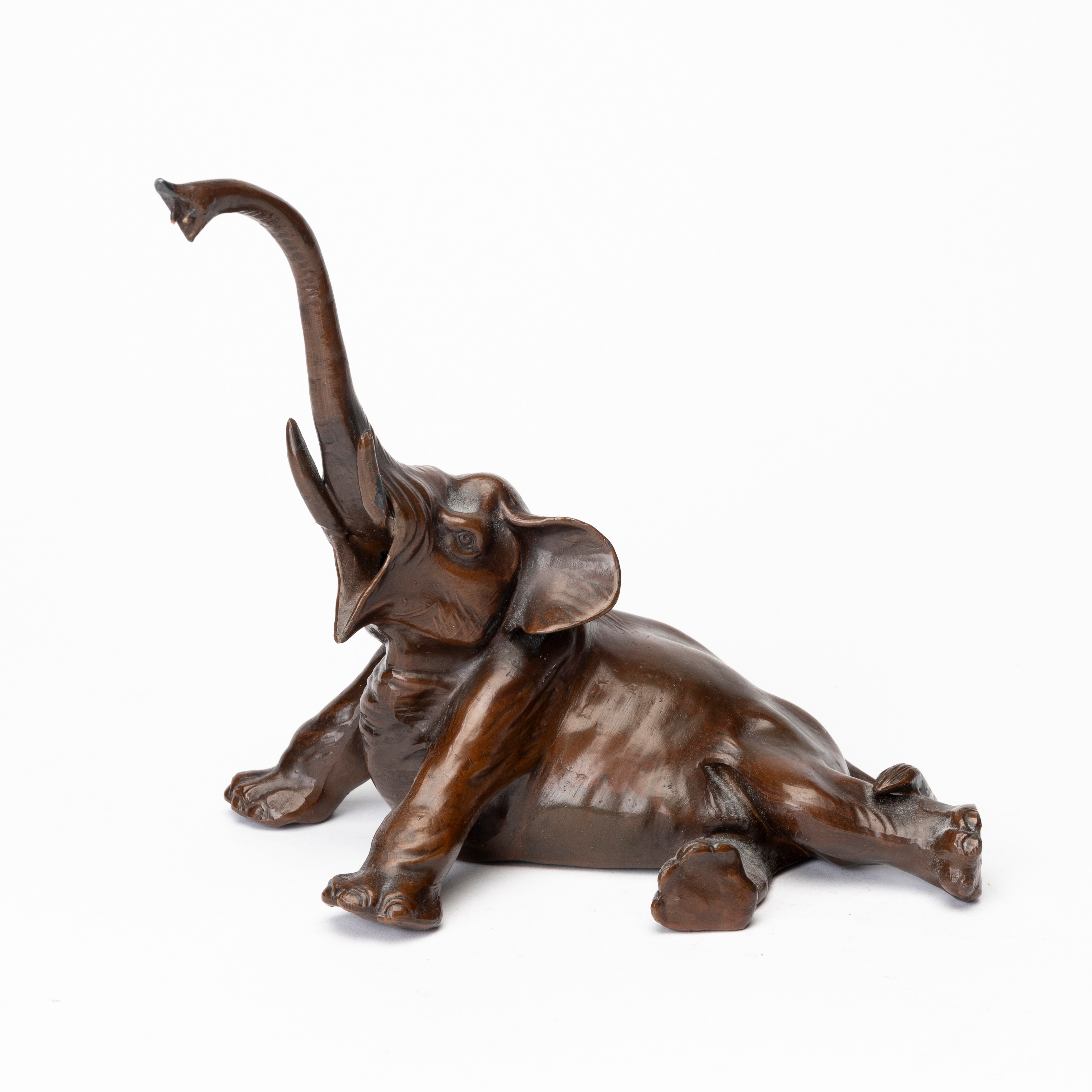 SKULPTUR, Liggande elefant, bronspatinerad vitmetall, Japan, 1900-tal.