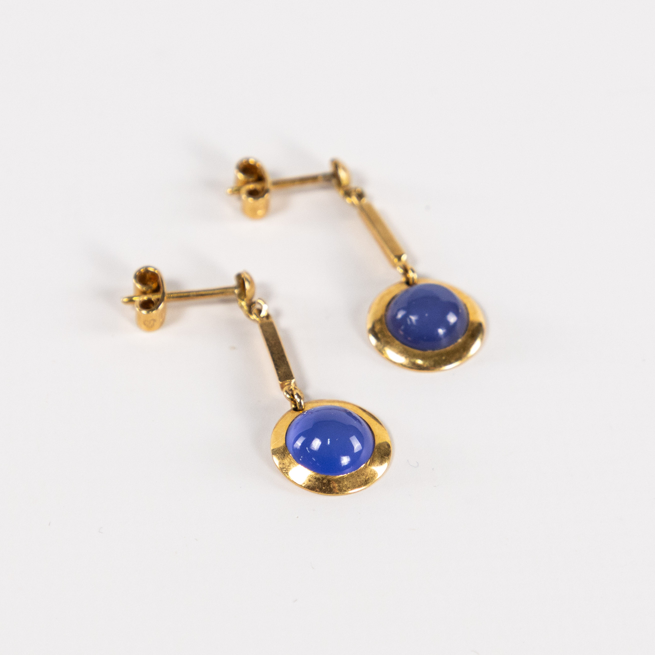 ÖRHÄNGEN, ett par, 18k guld, med blå stenar.