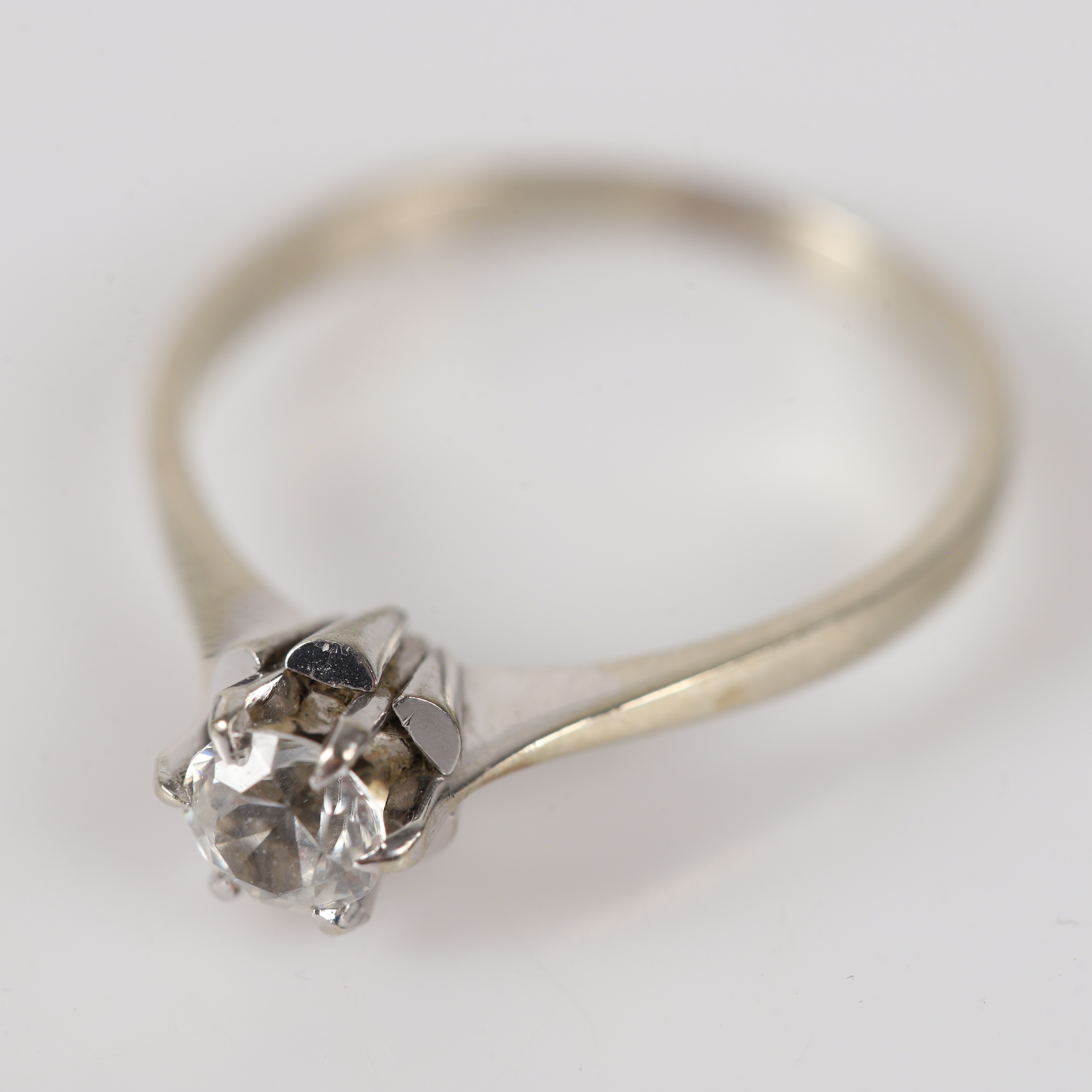 ENSTENSRING, 18 K vitguld med fasettslipad sten.