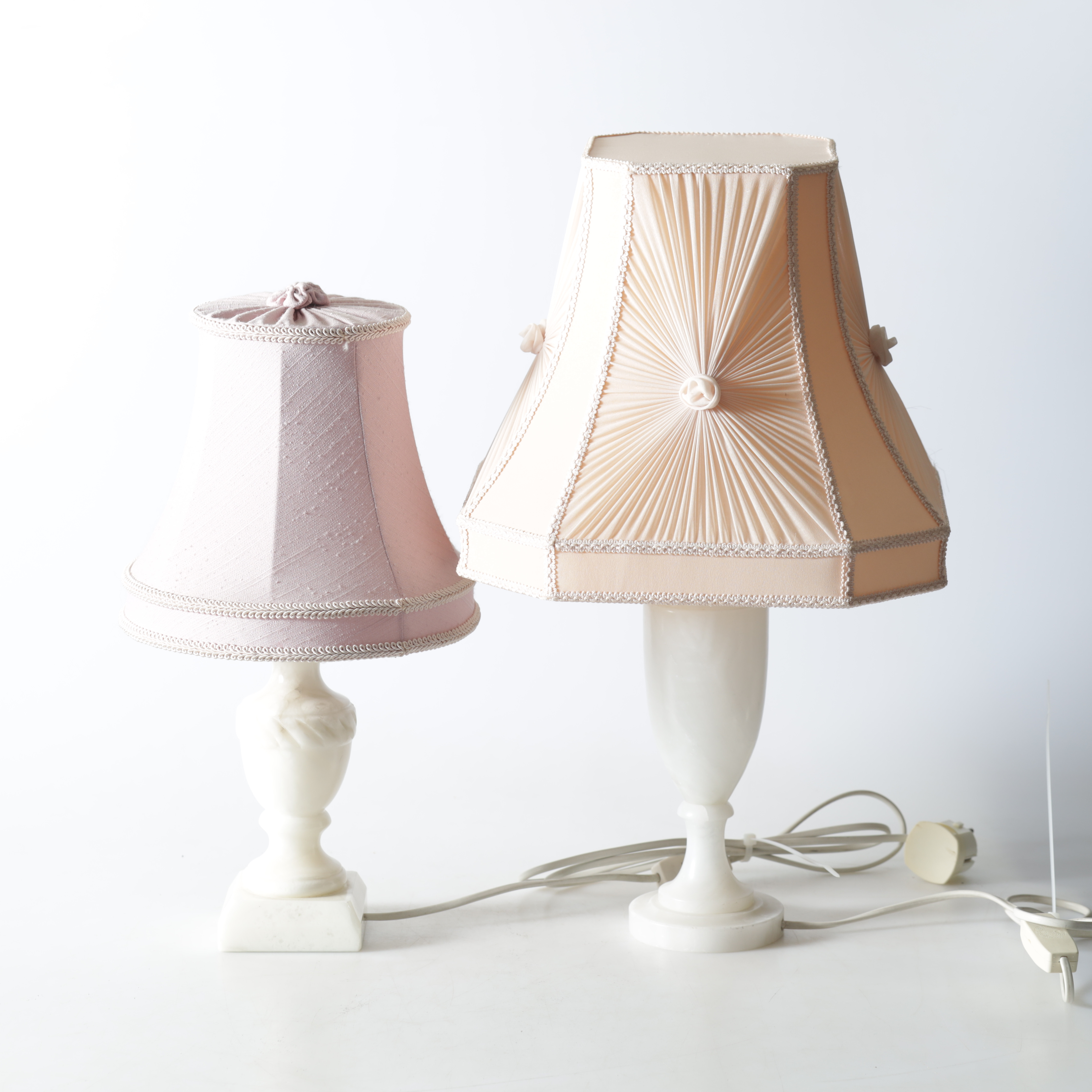 BORDSLAMPOR, 2 st, alabaster, 1900-tal.