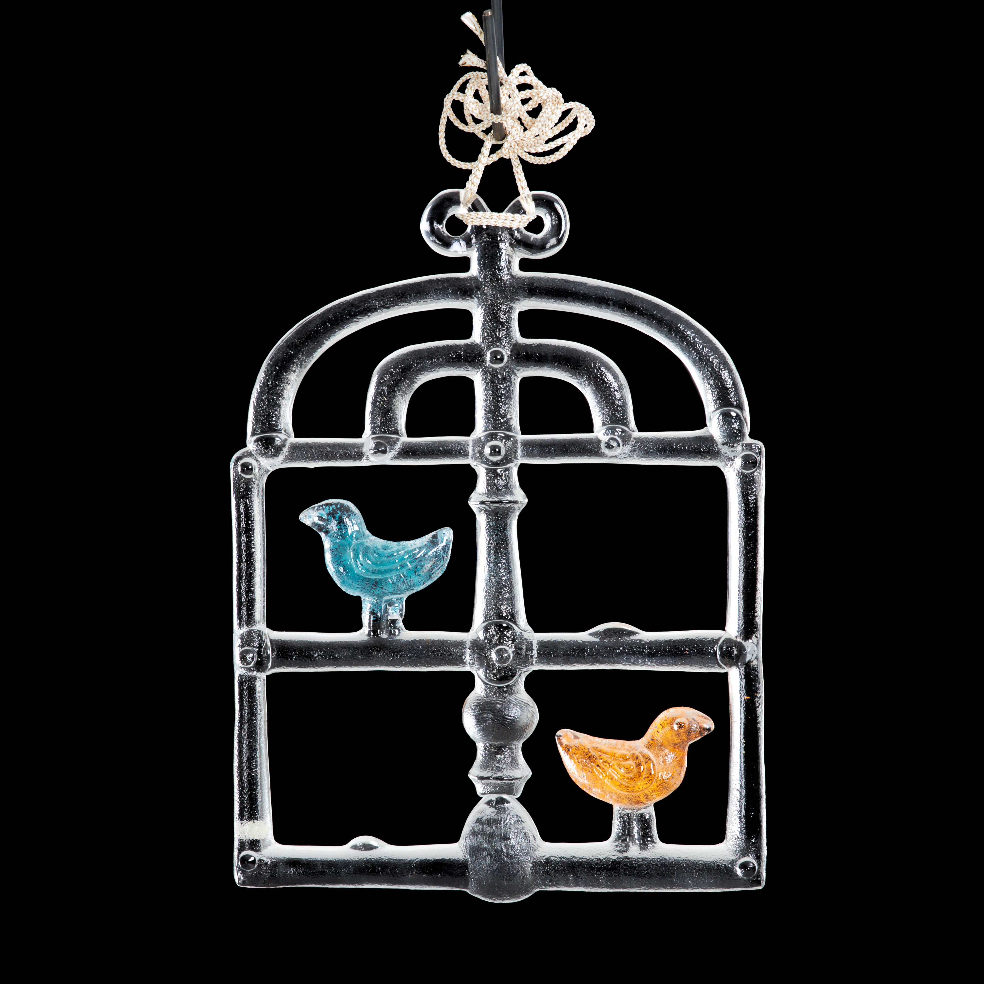 BERTIL VALLIEN. Fönsterhänge, form av fågelbur och fåglar, glas, delvist kolorerat.