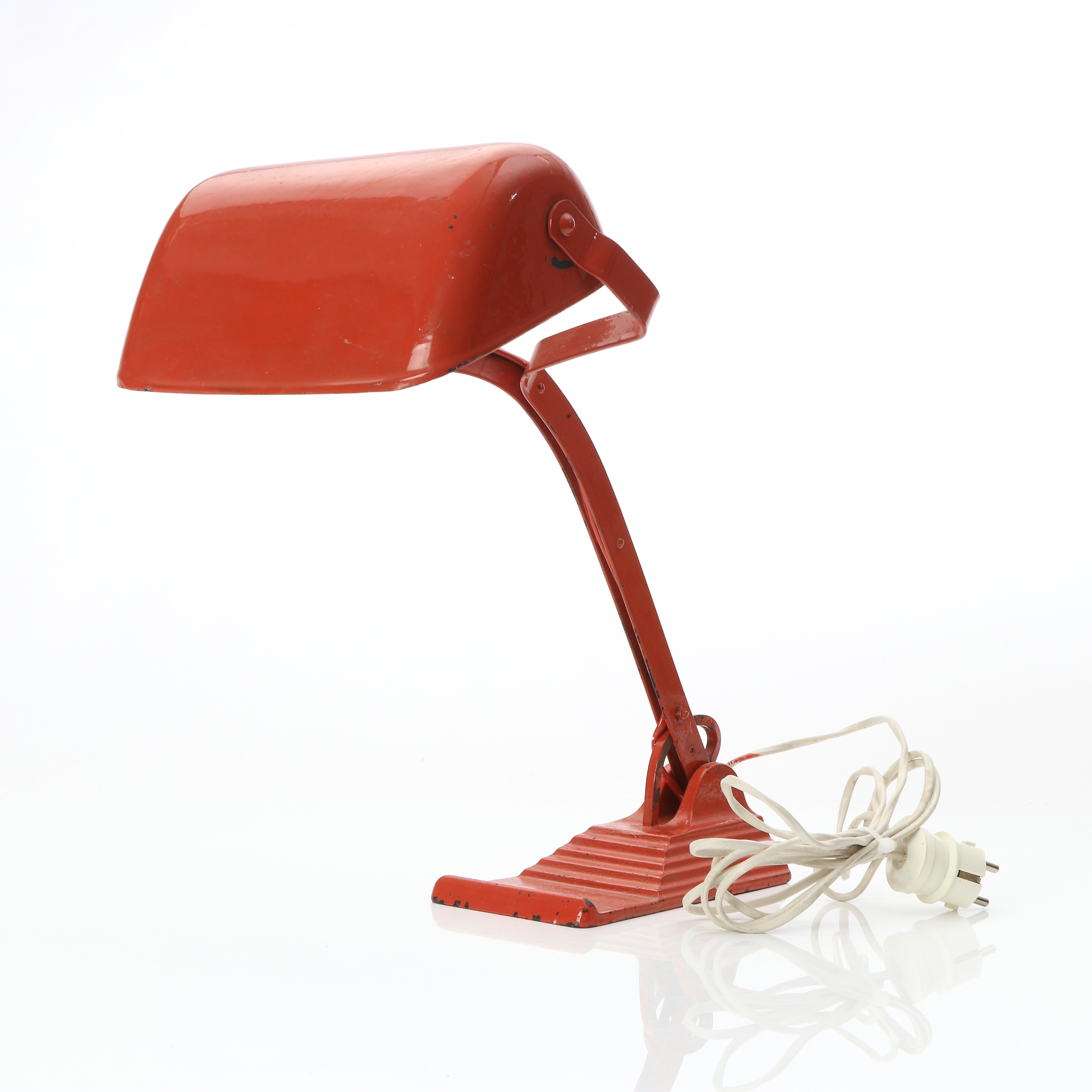 BORDSLAMPA. Bemålad metall. Märkt ISI 6676 undertill. 1900-tal.